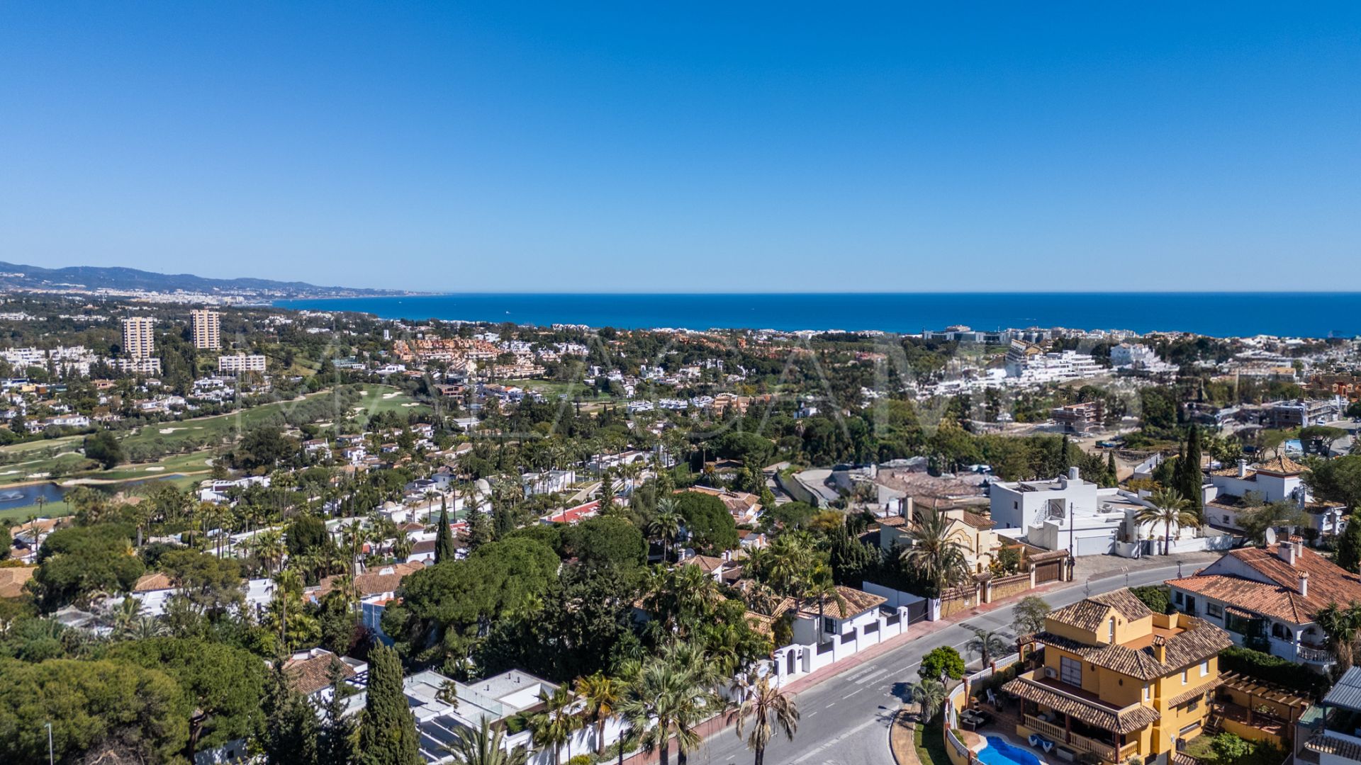 Villa for sale in Nueva Andalucia