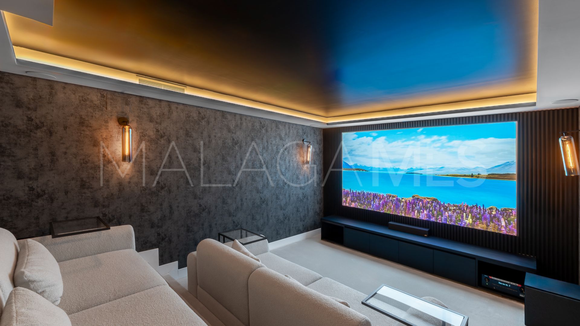 Villa for sale in Nueva Andalucia