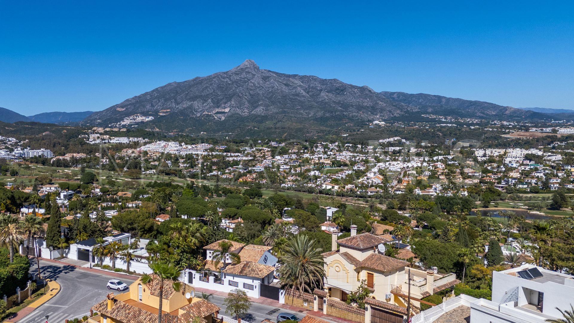 Villa for sale in Nueva Andalucia