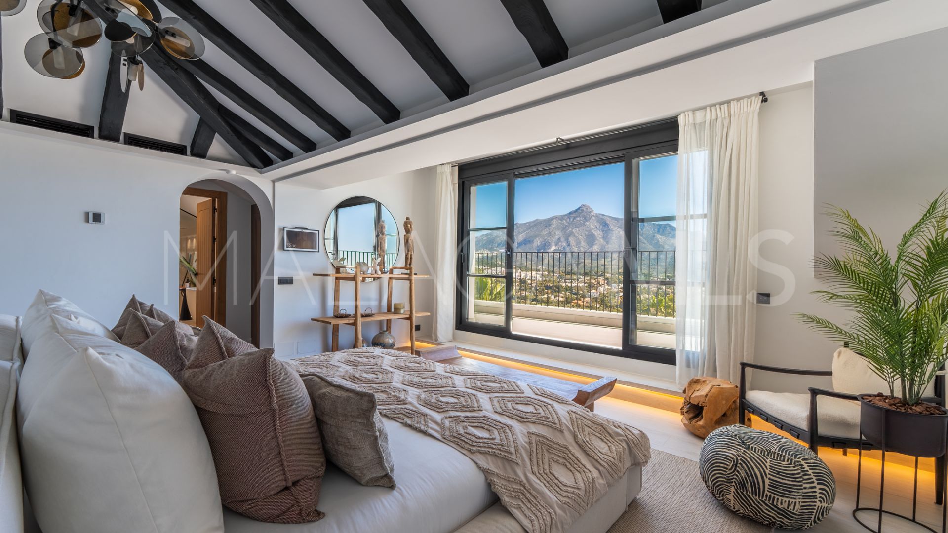 Villa for sale in Nueva Andalucia