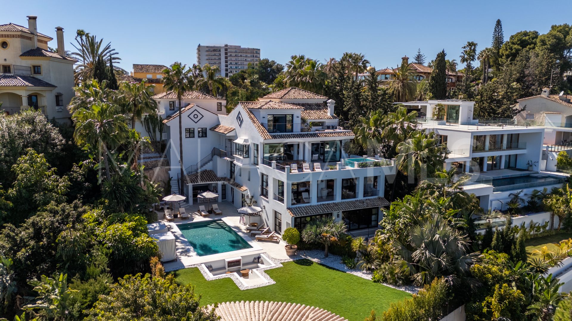 Villa for sale in Nueva Andalucia