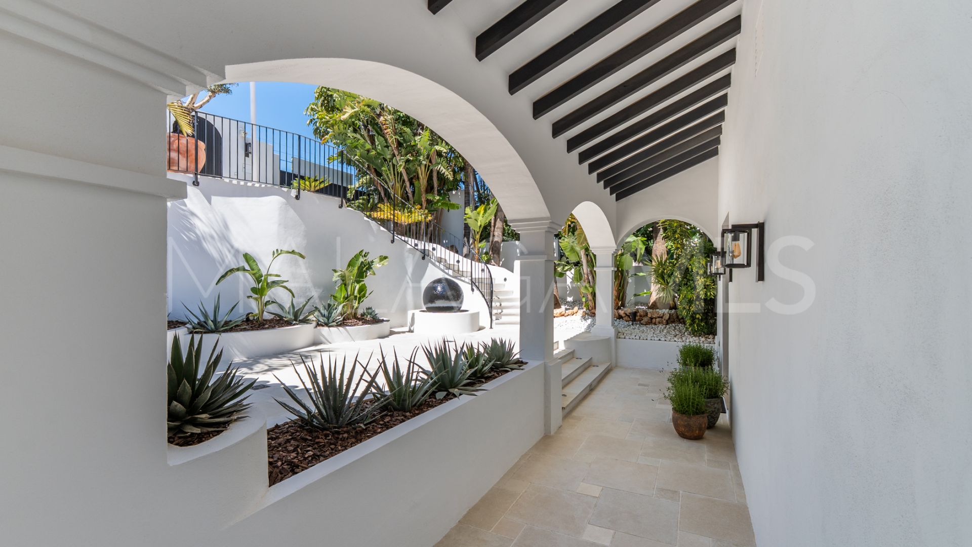 Villa for sale in Nueva Andalucia