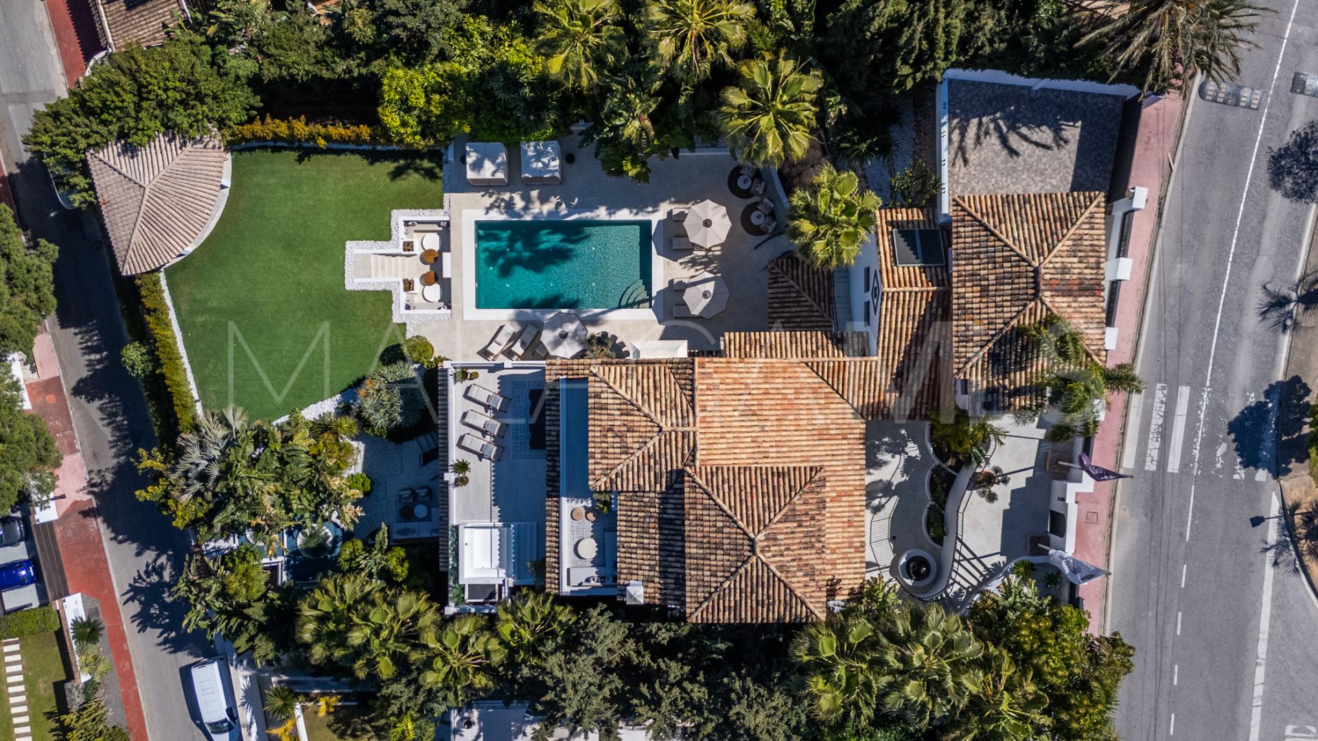 Villa for sale in Nueva Andalucia