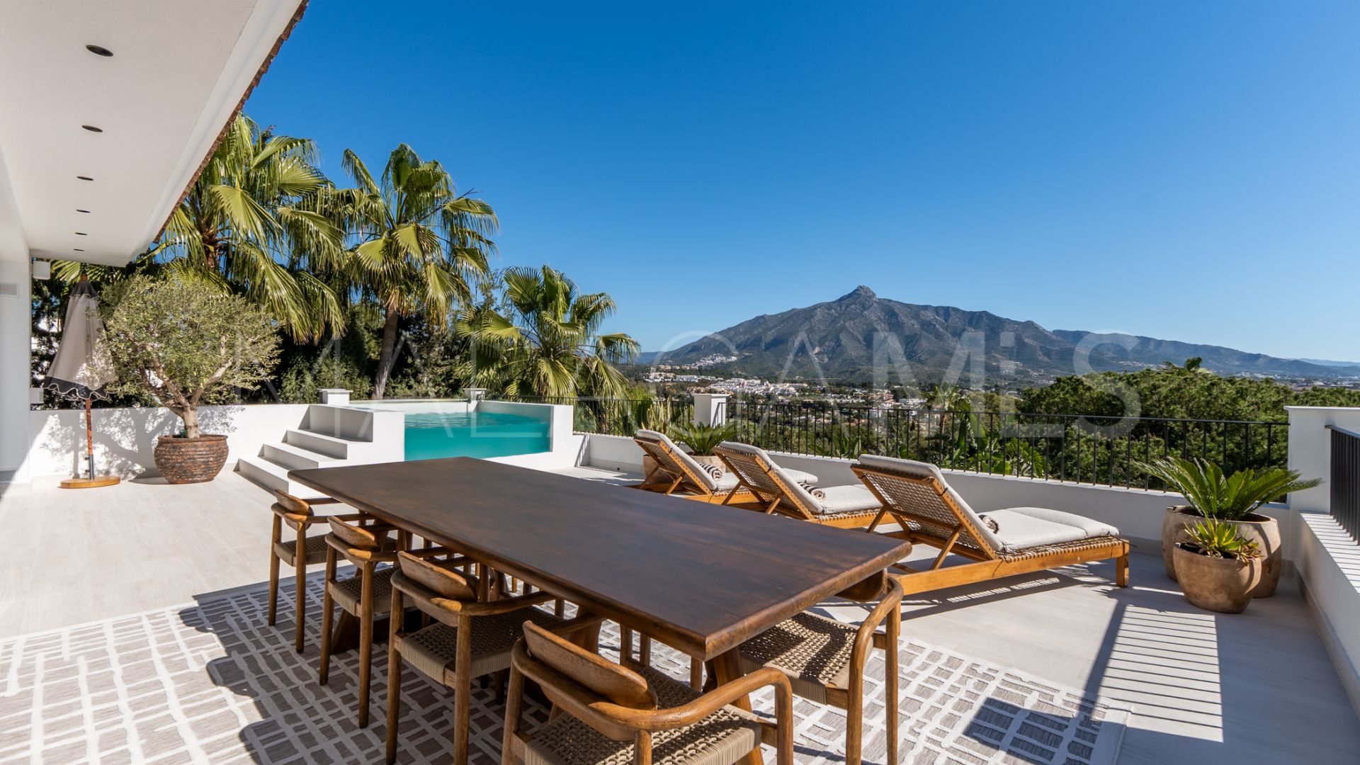 Villa for sale in Nueva Andalucia