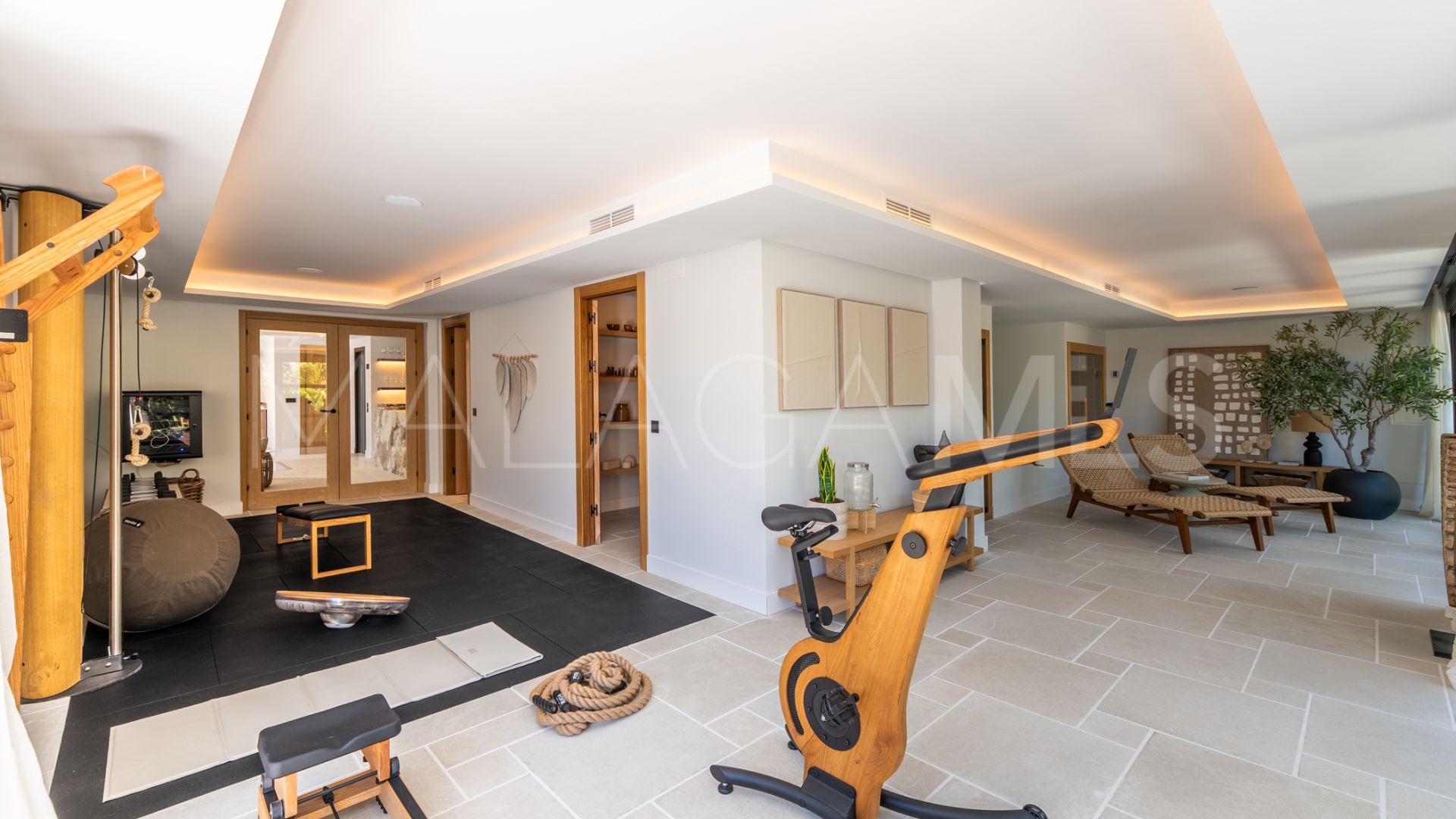 Villa for sale in Nueva Andalucia