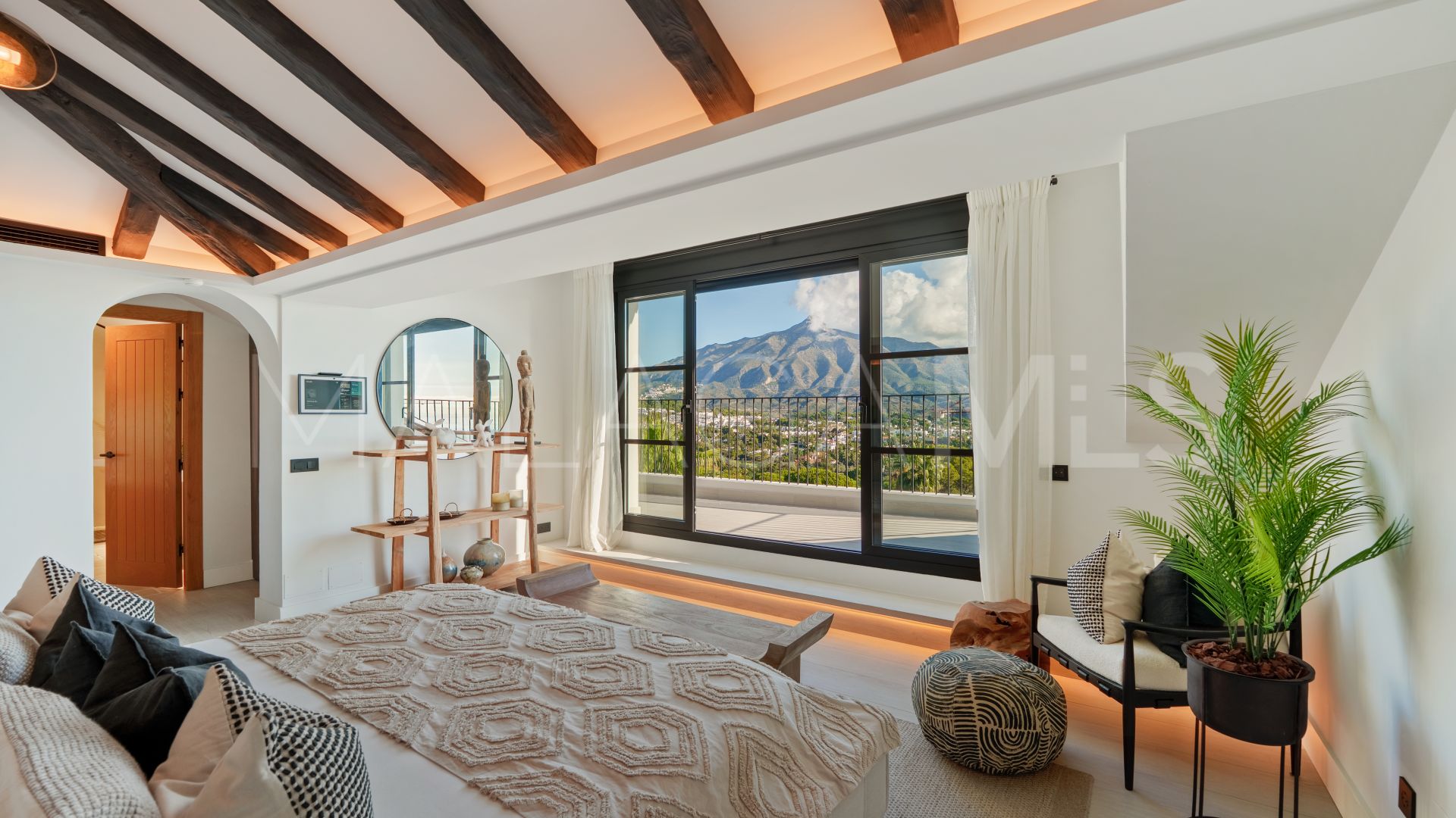 Villa for sale in Nueva Andalucia