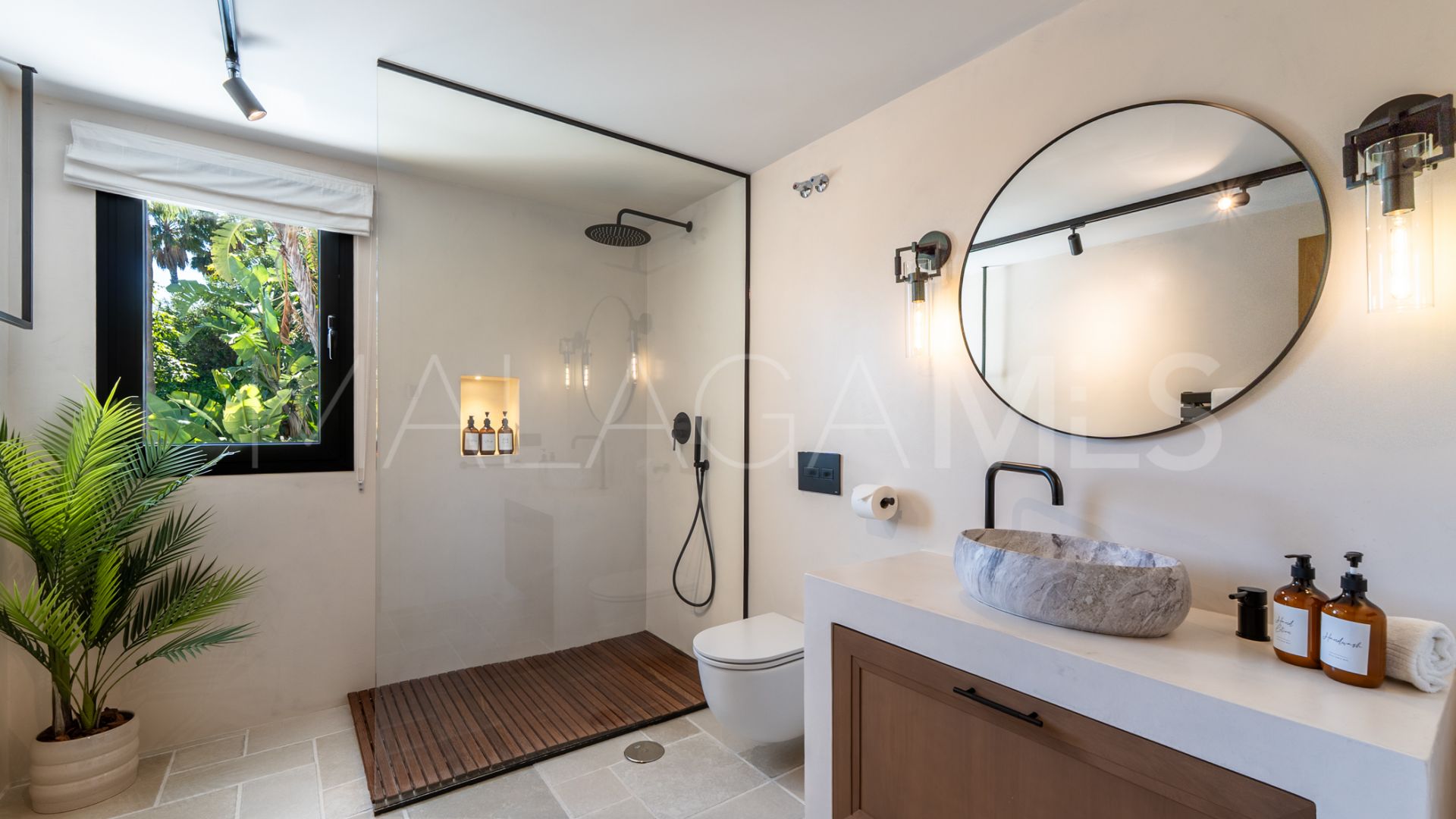 Villa for sale in Nueva Andalucia