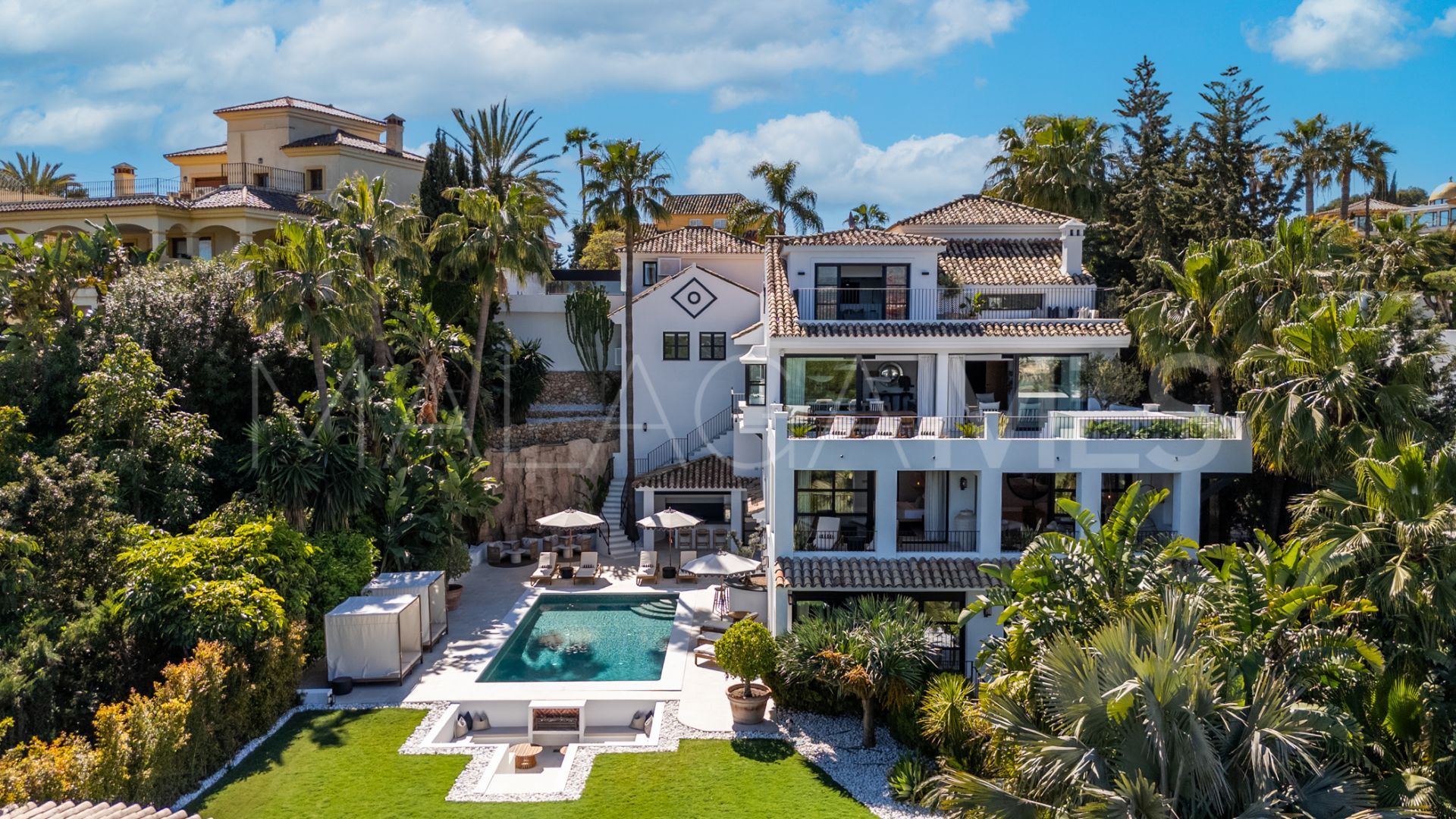 Villa for sale in Nueva Andalucia