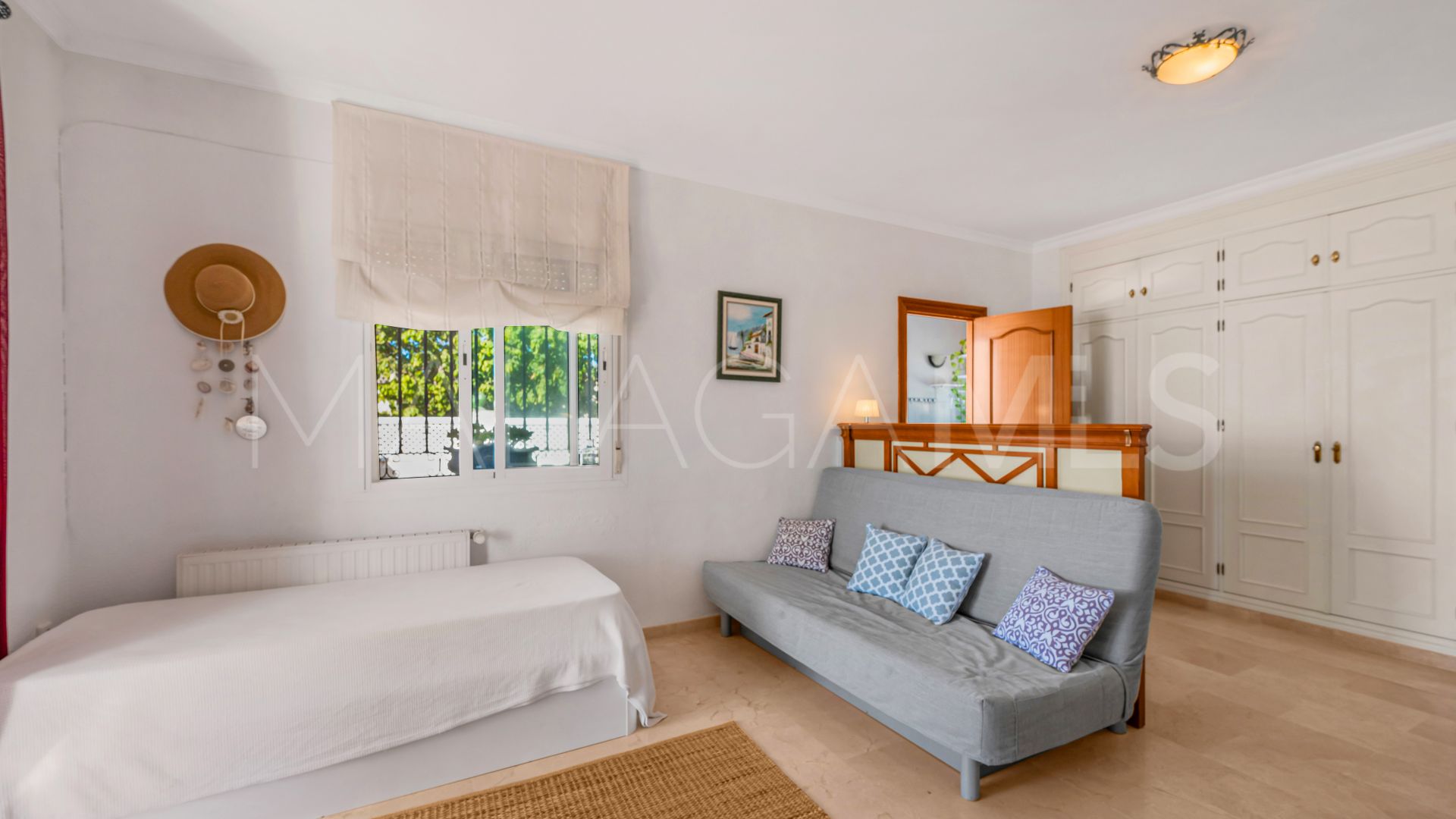 Villa for sale in Elviria