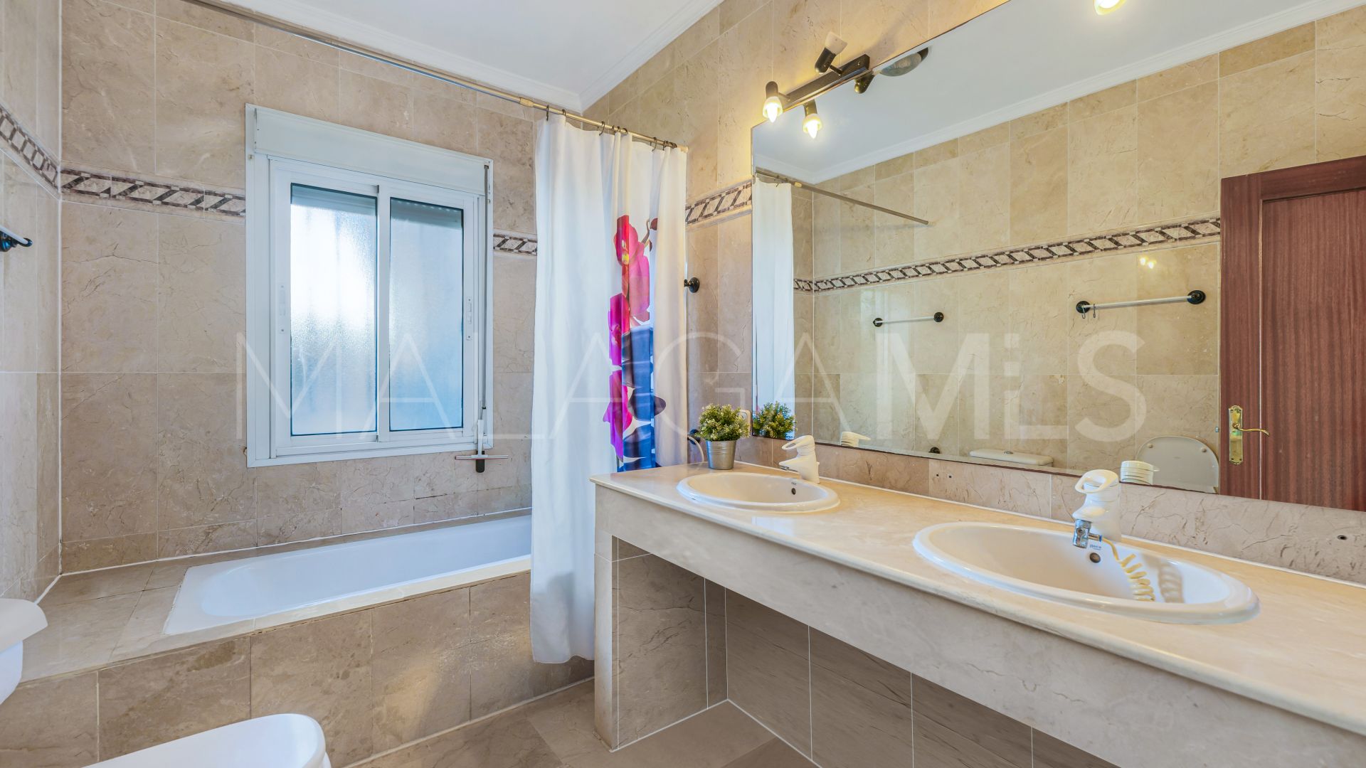 Villa for sale in Elviria