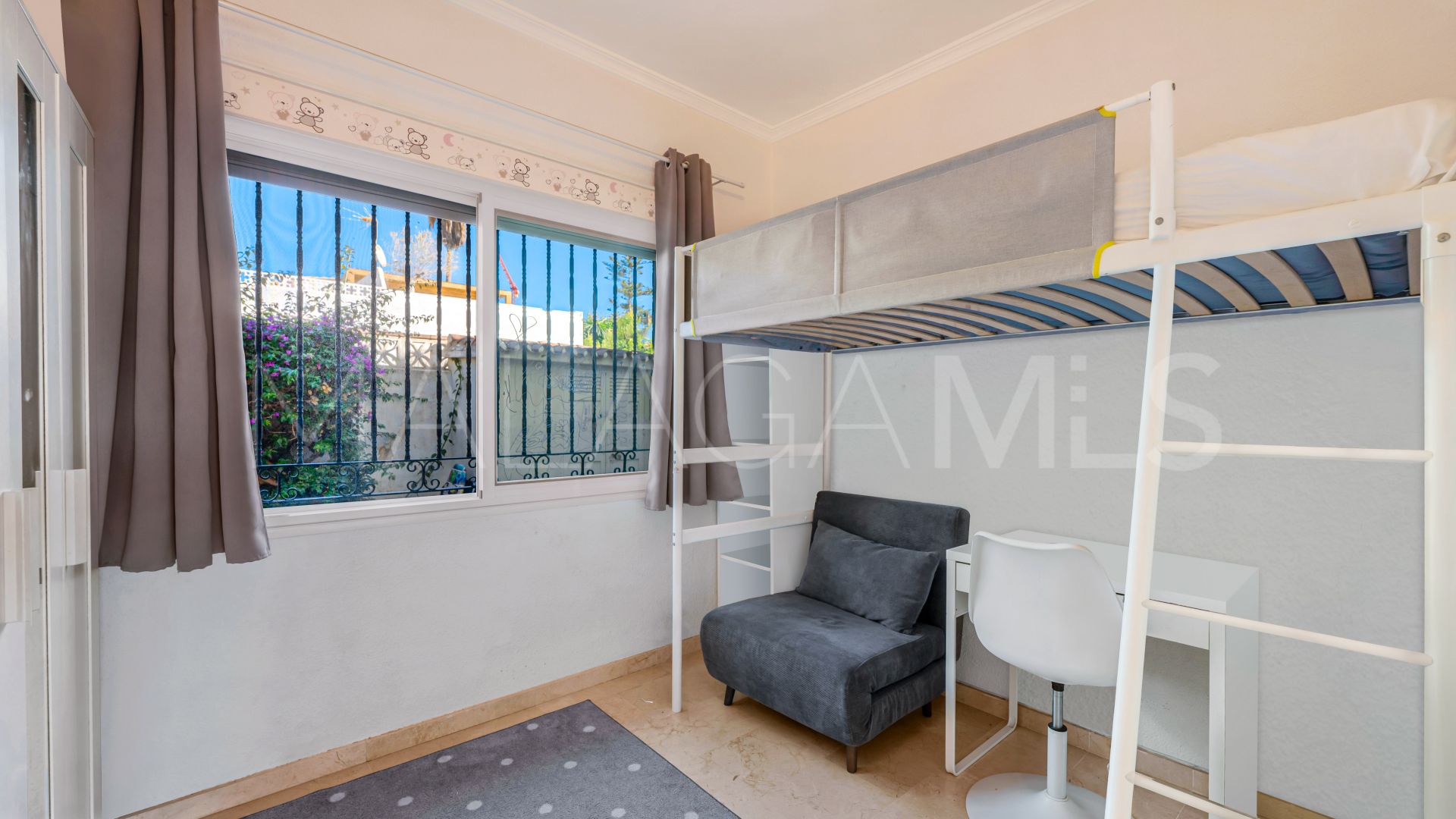 Villa for sale in Elviria