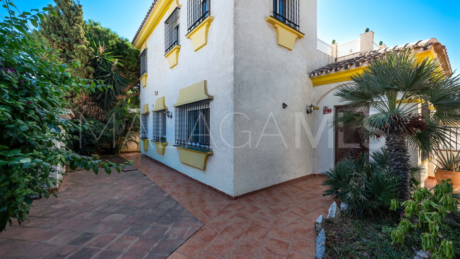 Villa for sale in Elviria