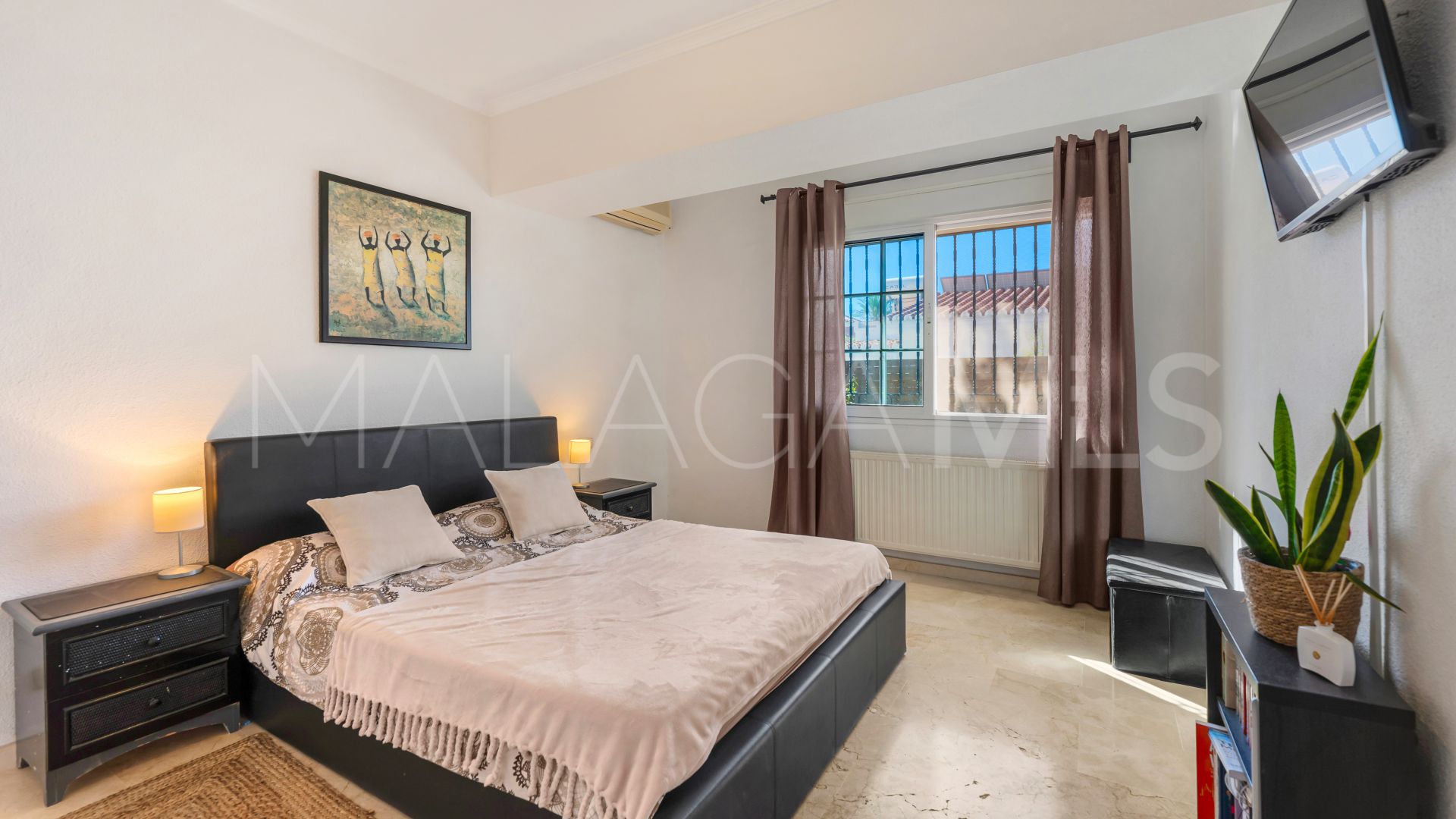 Villa for sale in Elviria