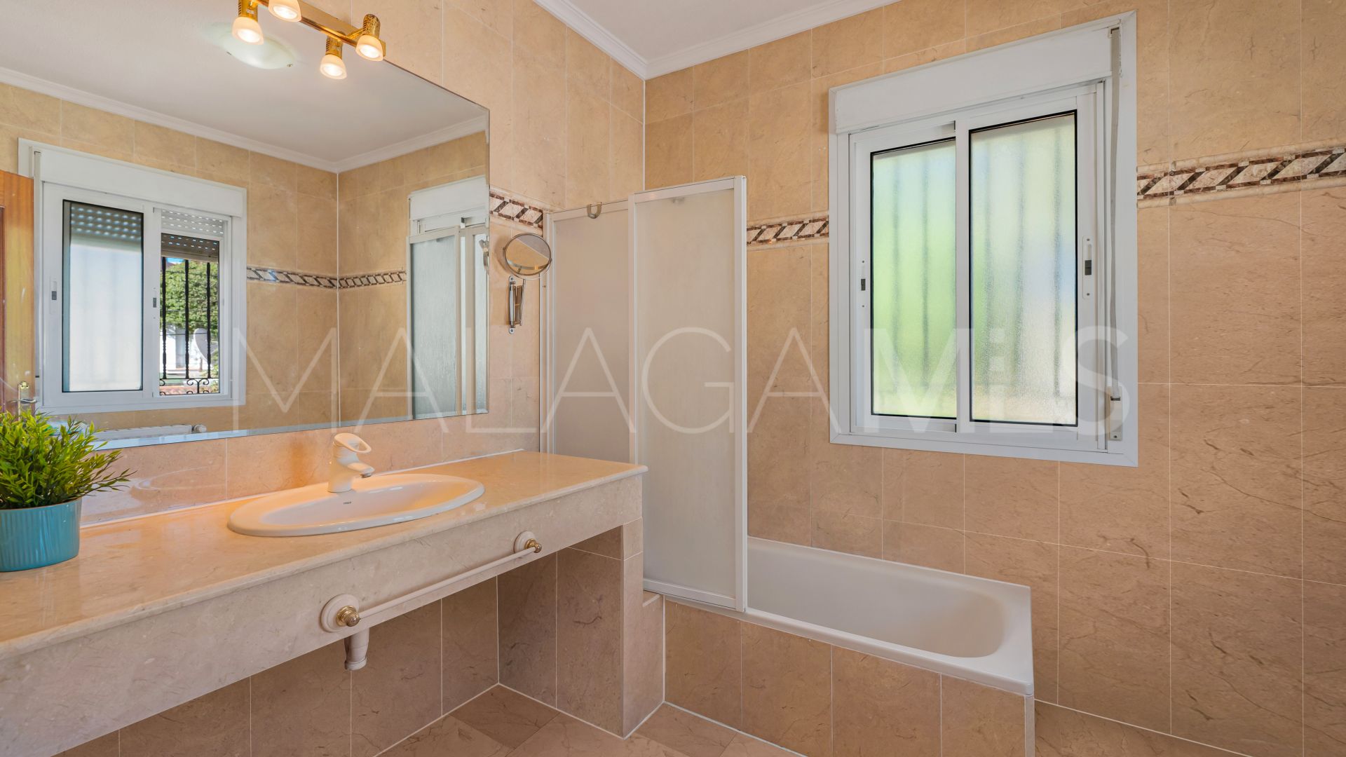 Villa for sale in Elviria