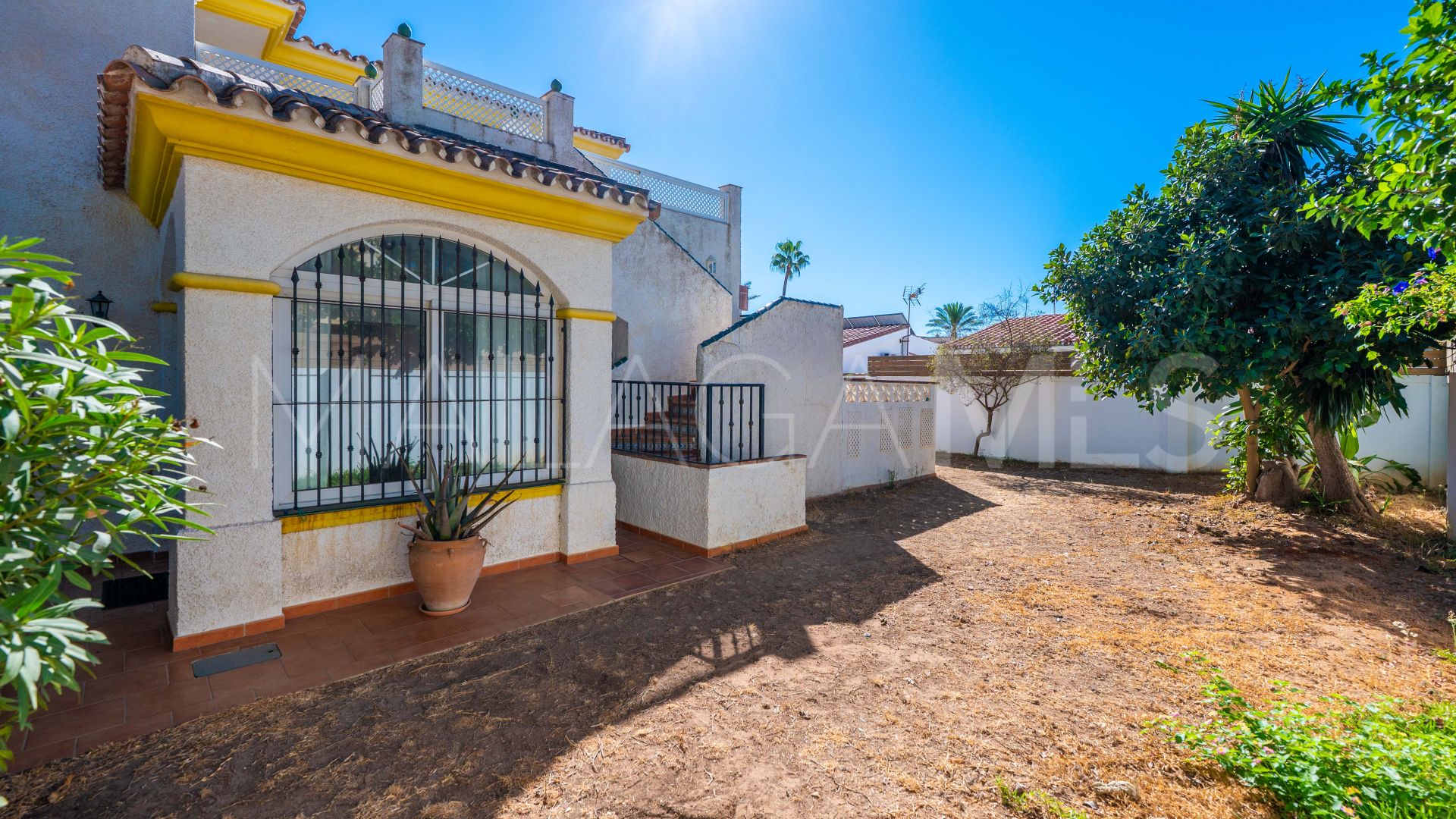Villa for sale in Elviria