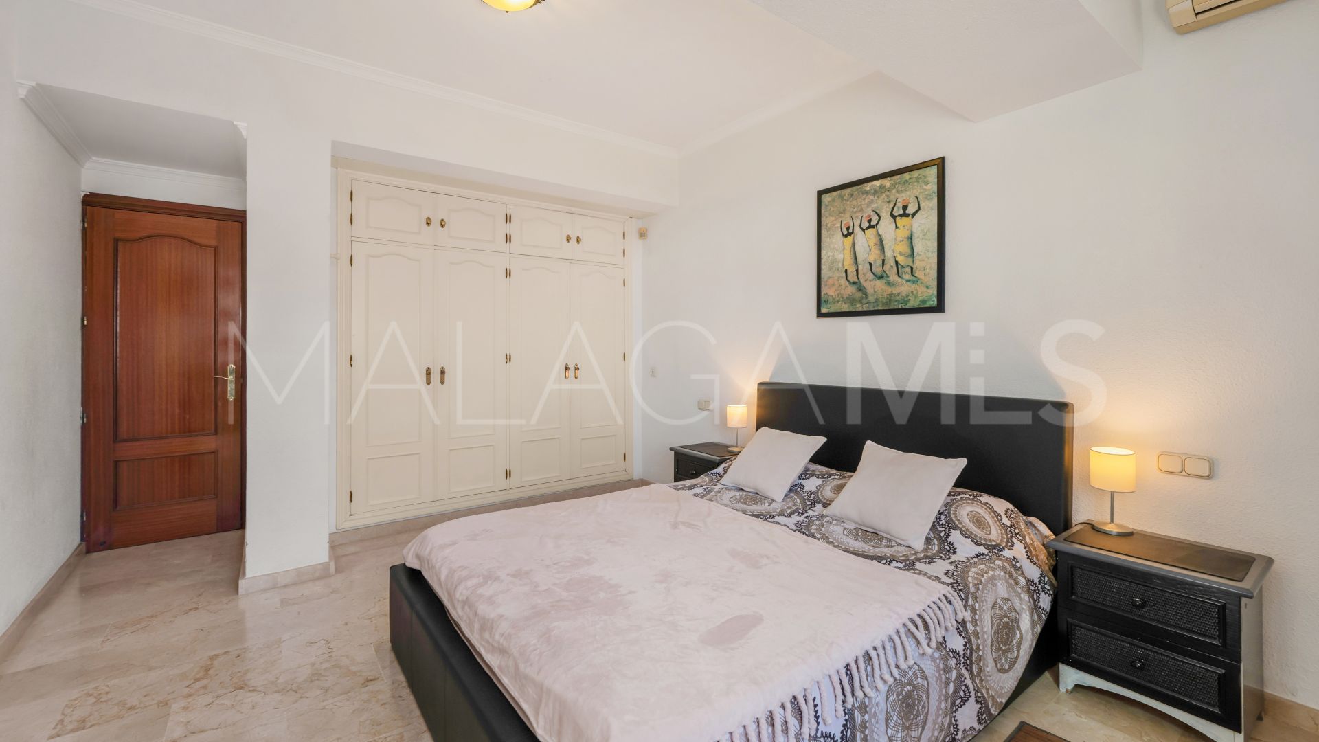 Villa for sale in Elviria