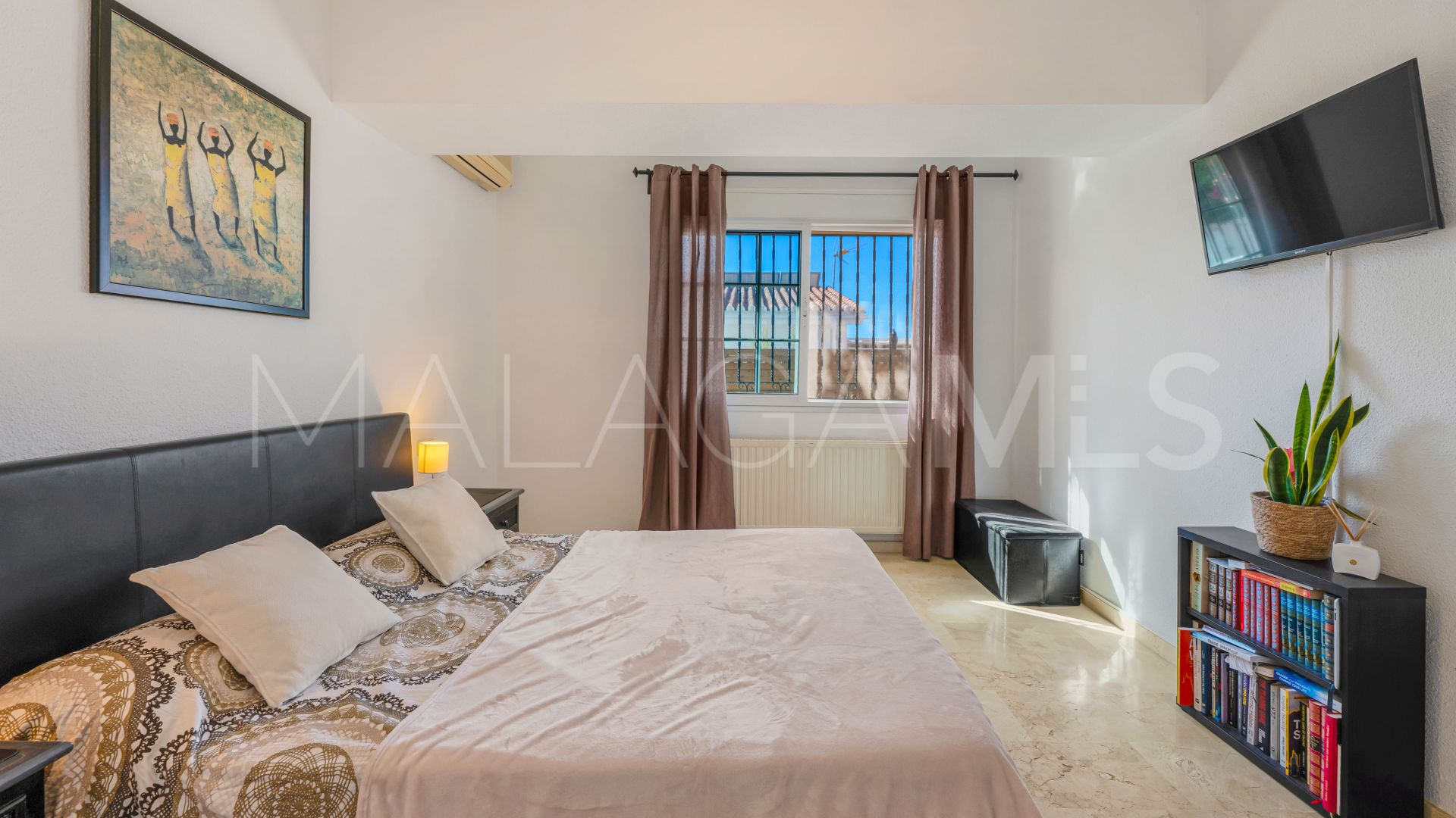 Villa for sale in Elviria