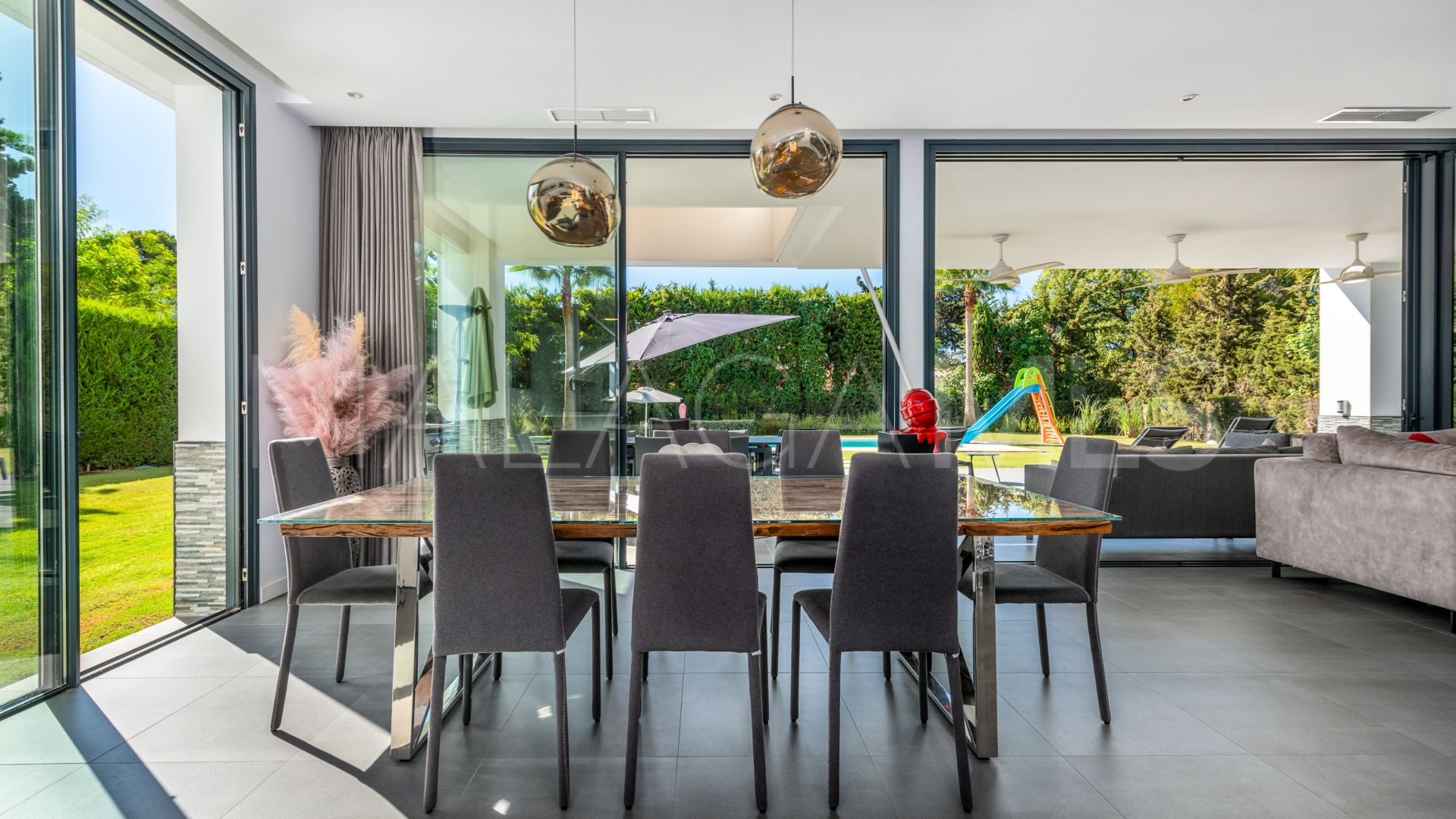 For sale villa with 4 bedrooms in Beach Side New Golden Mile