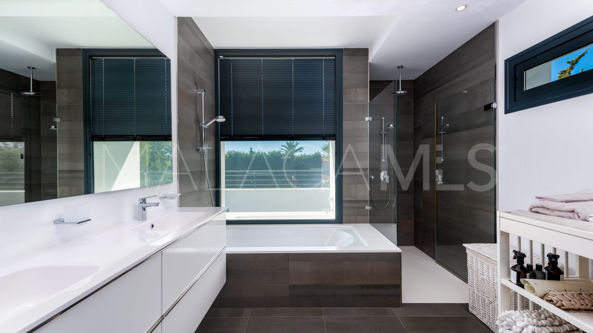 For sale villa with 4 bedrooms in Beach Side New Golden Mile