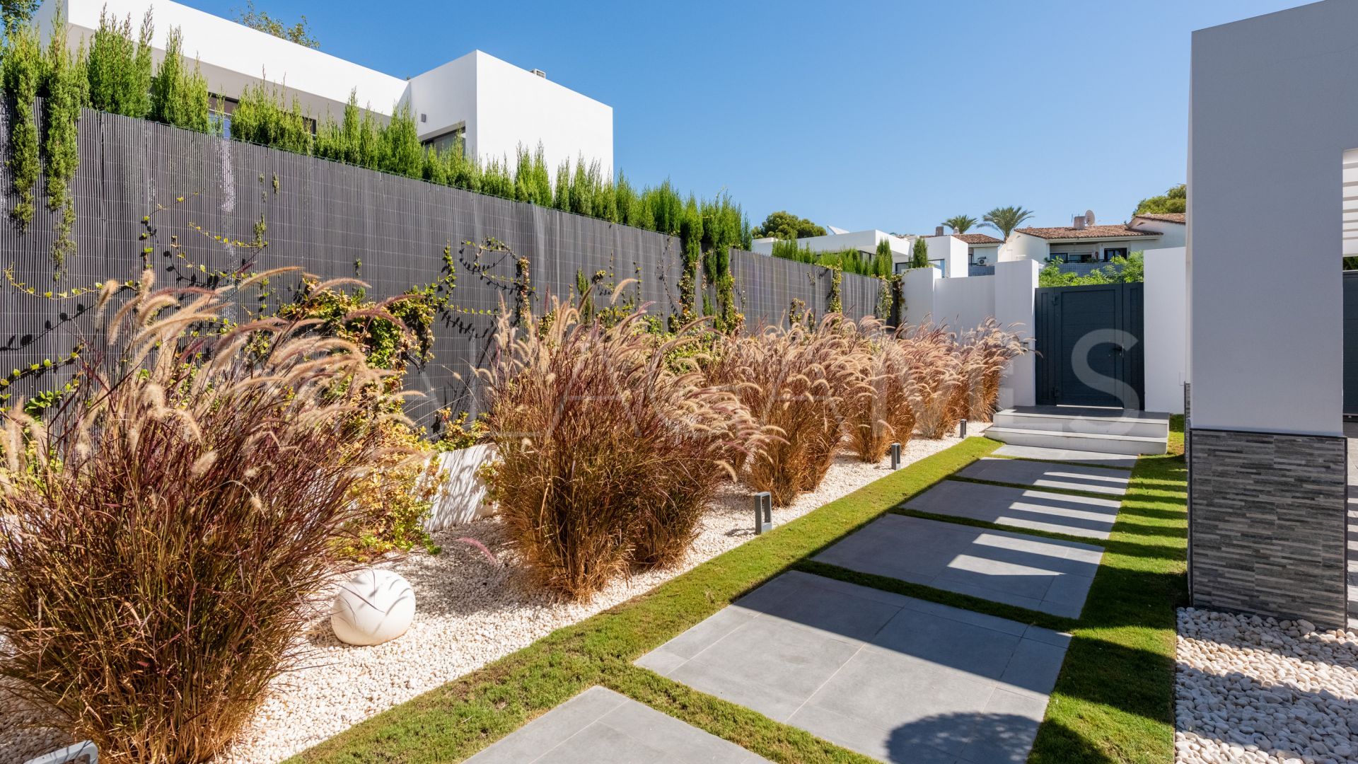 For sale villa with 4 bedrooms in Beach Side New Golden Mile