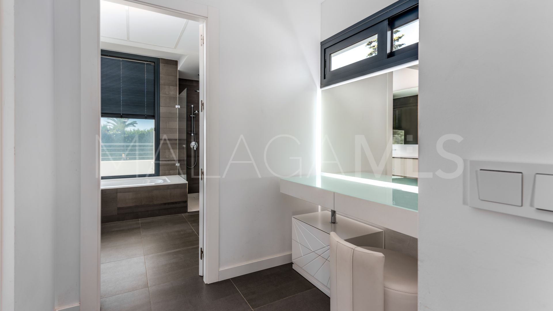 For sale villa with 4 bedrooms in Beach Side New Golden Mile