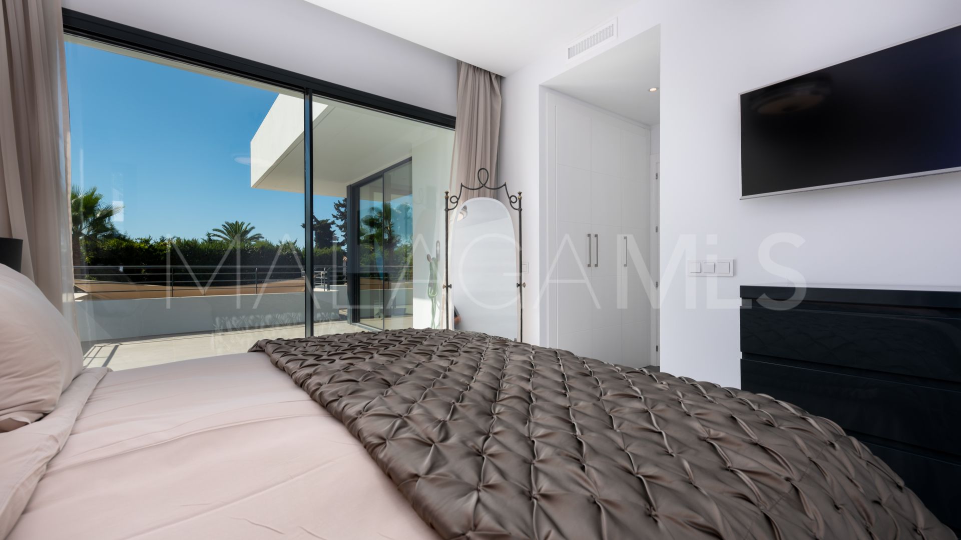 For sale villa with 4 bedrooms in Beach Side New Golden Mile