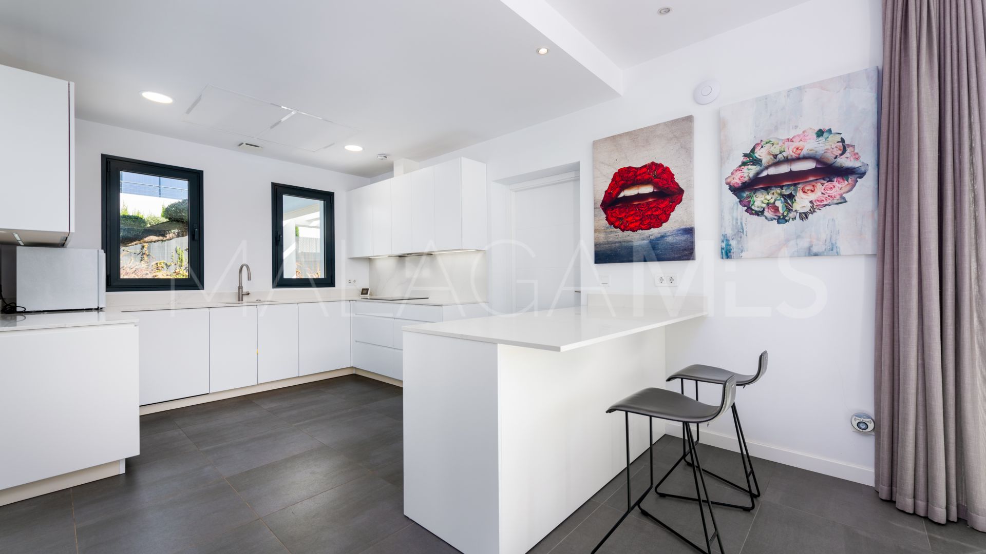 For sale villa with 4 bedrooms in Beach Side New Golden Mile