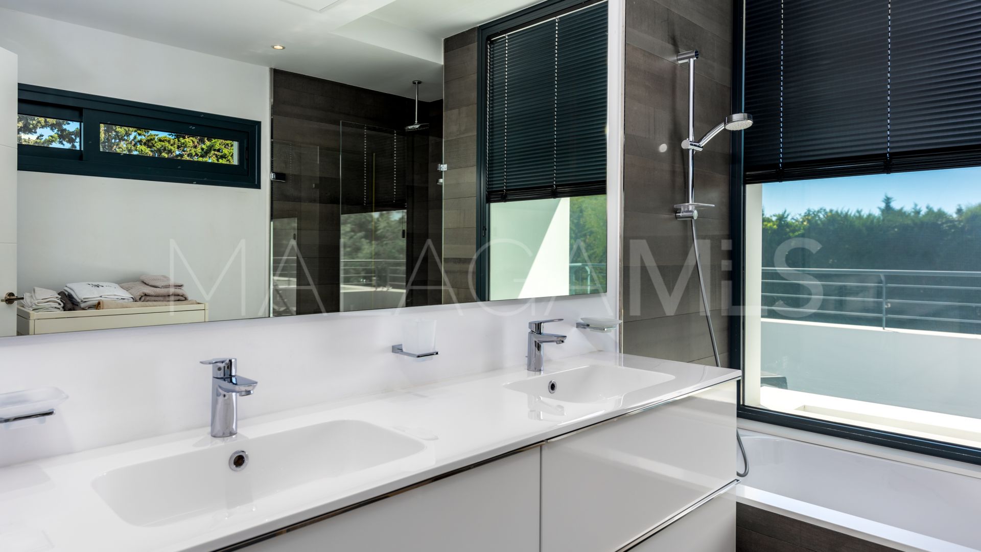 For sale villa with 4 bedrooms in Beach Side New Golden Mile