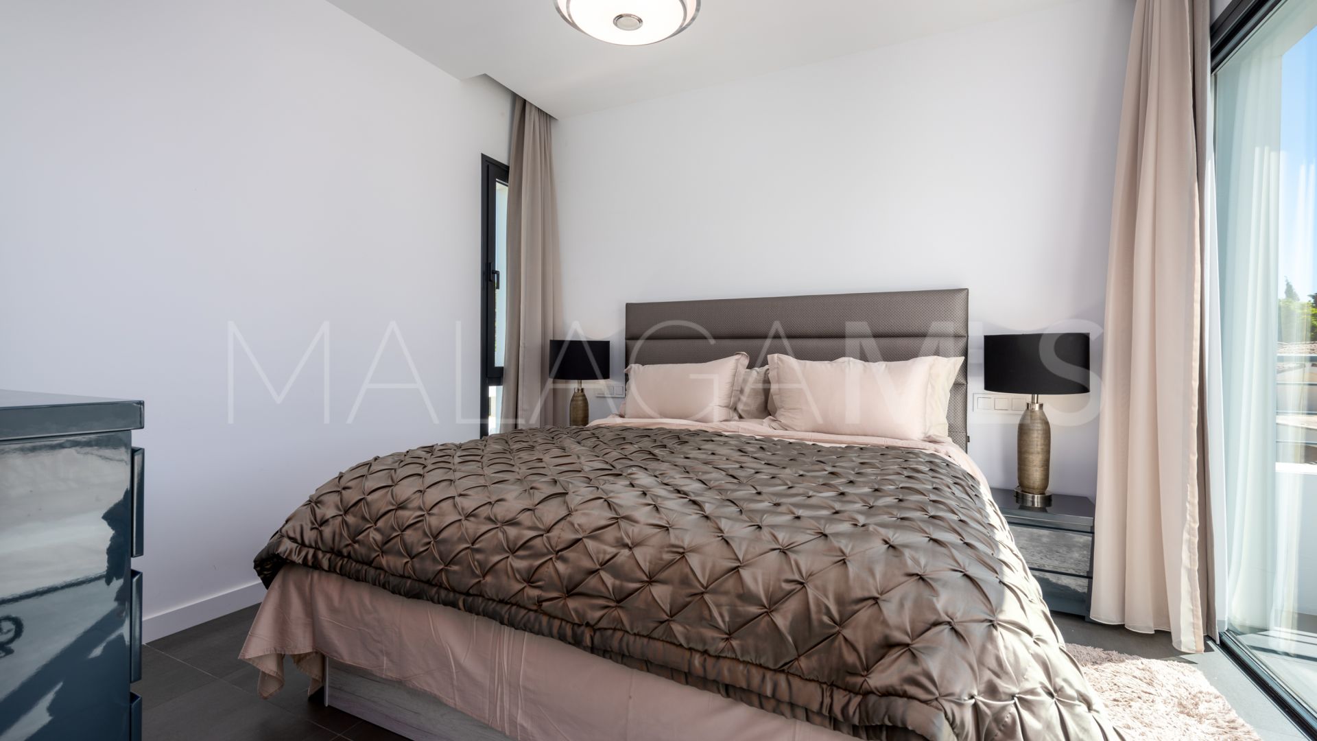 For sale villa with 4 bedrooms in Beach Side New Golden Mile