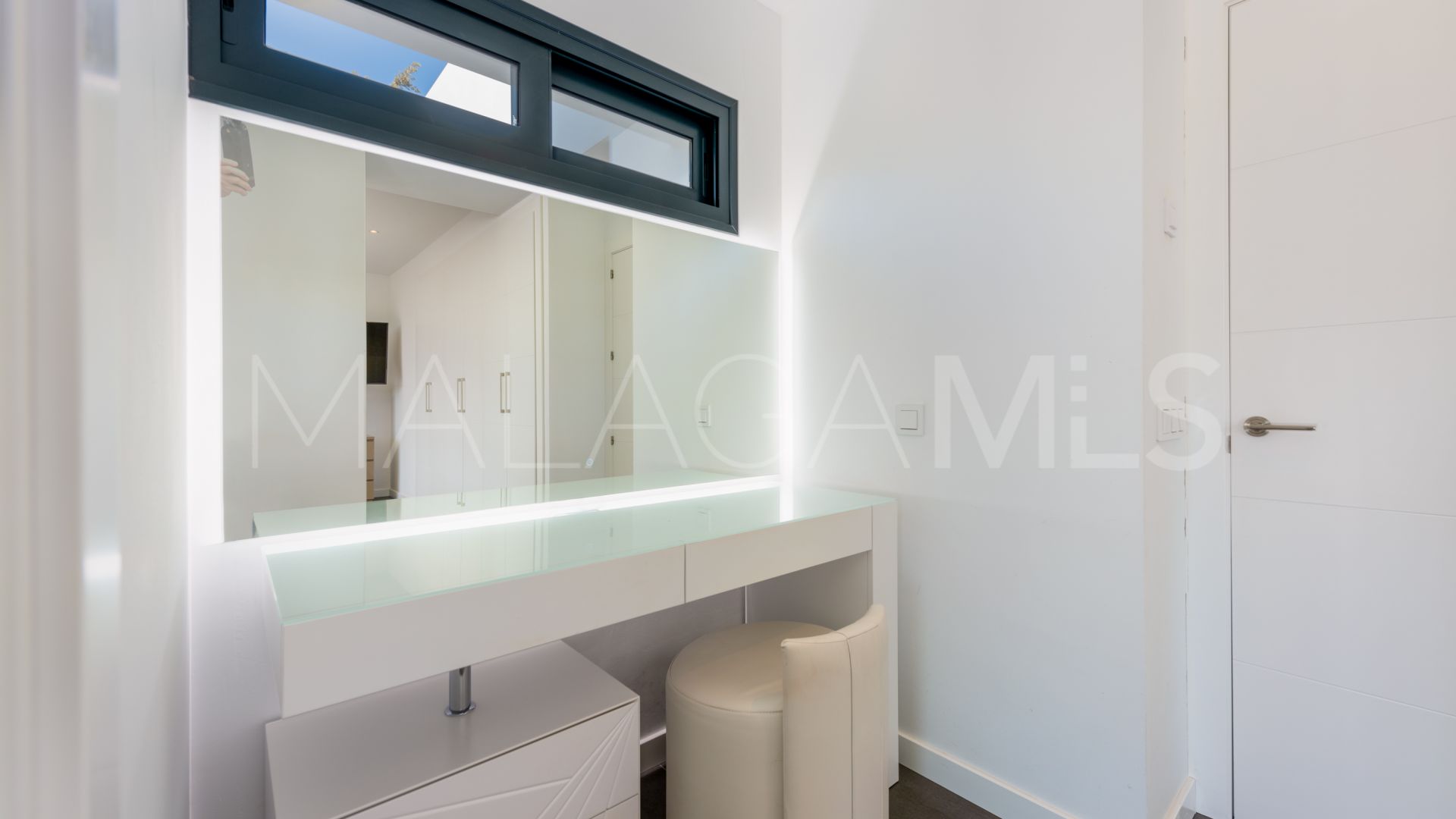 For sale villa with 4 bedrooms in Beach Side New Golden Mile