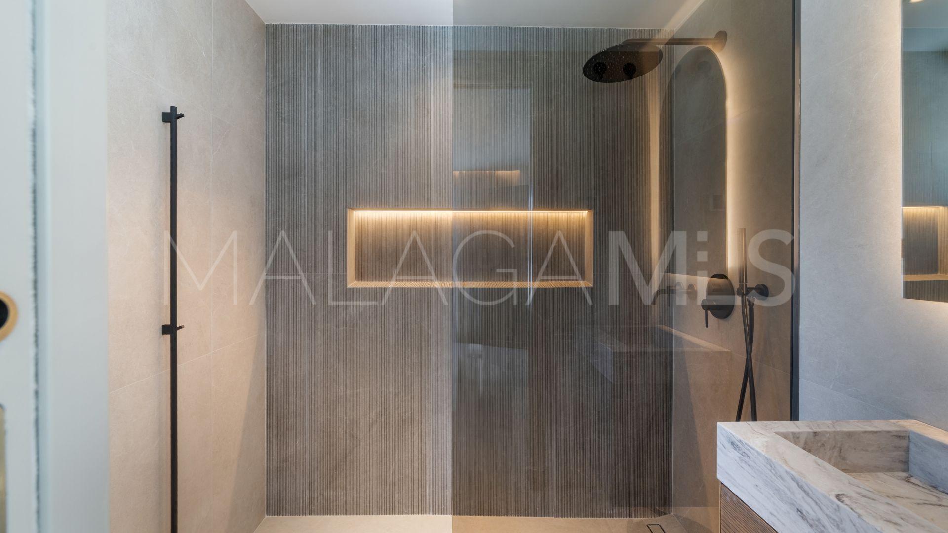Villa for sale in Nueva Andalucia