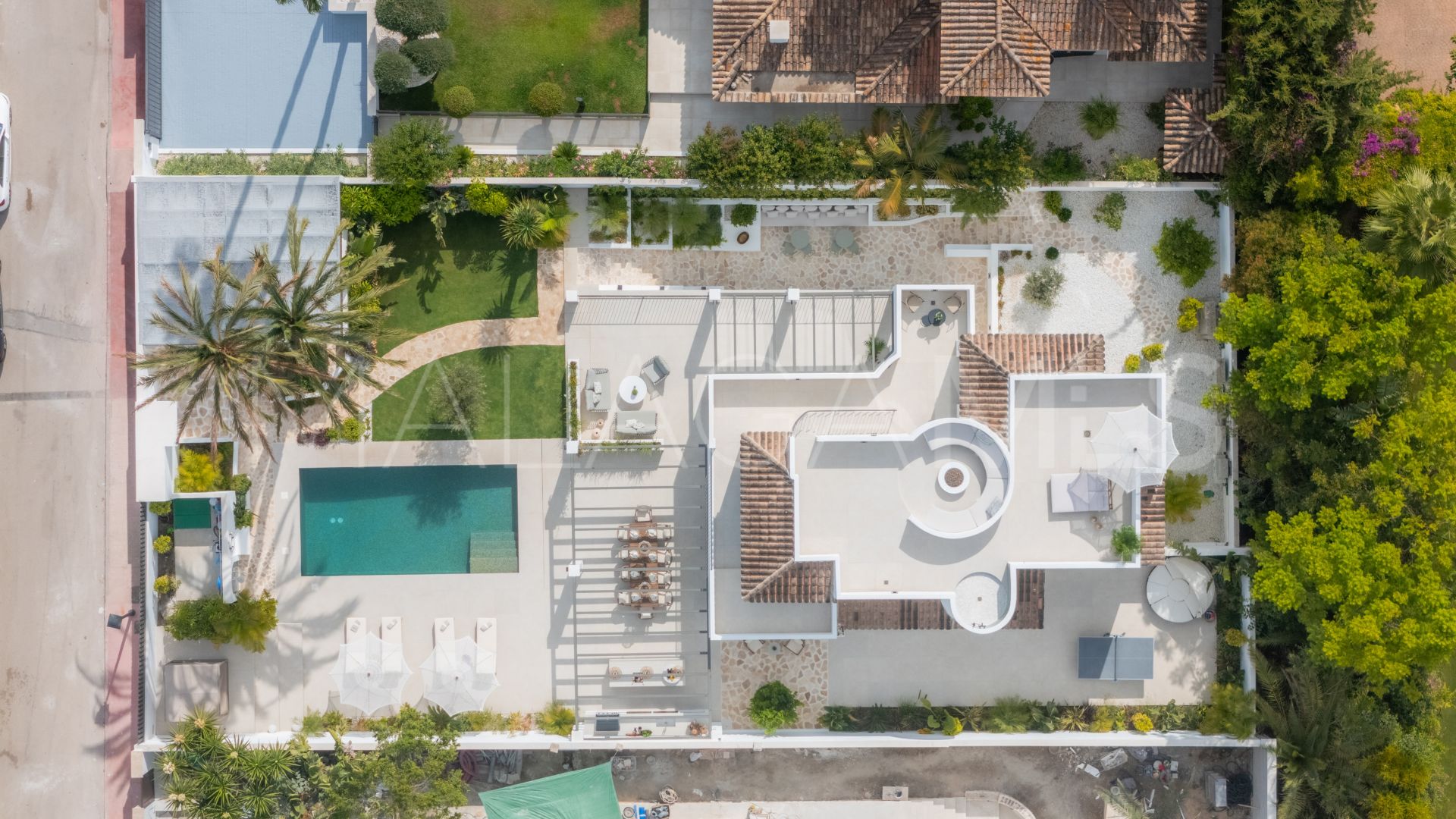 Villa for sale in Nueva Andalucia