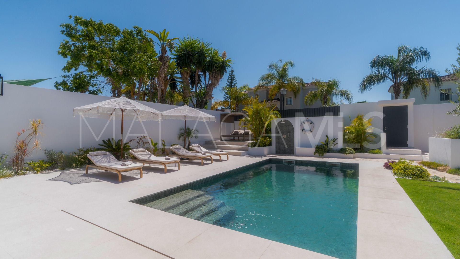 Villa for sale in Nueva Andalucia
