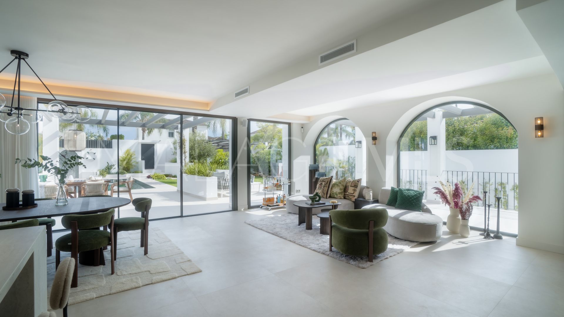 Villa for sale in Nueva Andalucia