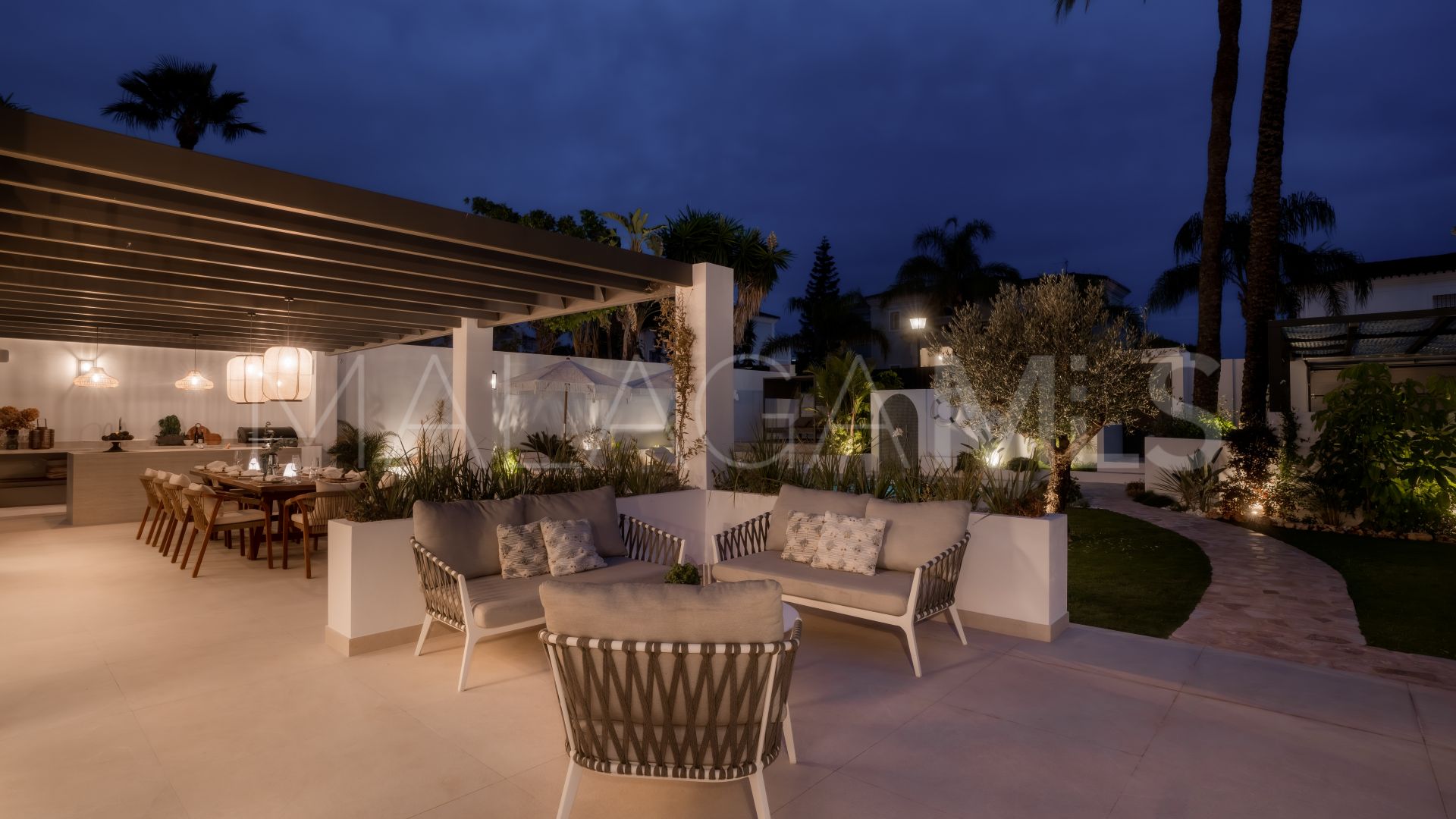 Villa for sale in Nueva Andalucia
