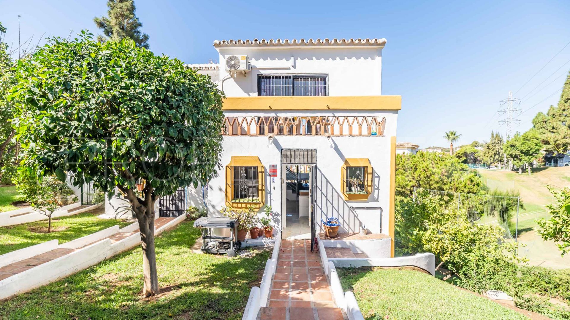 For sale 4 bedrooms town house in Calahonda