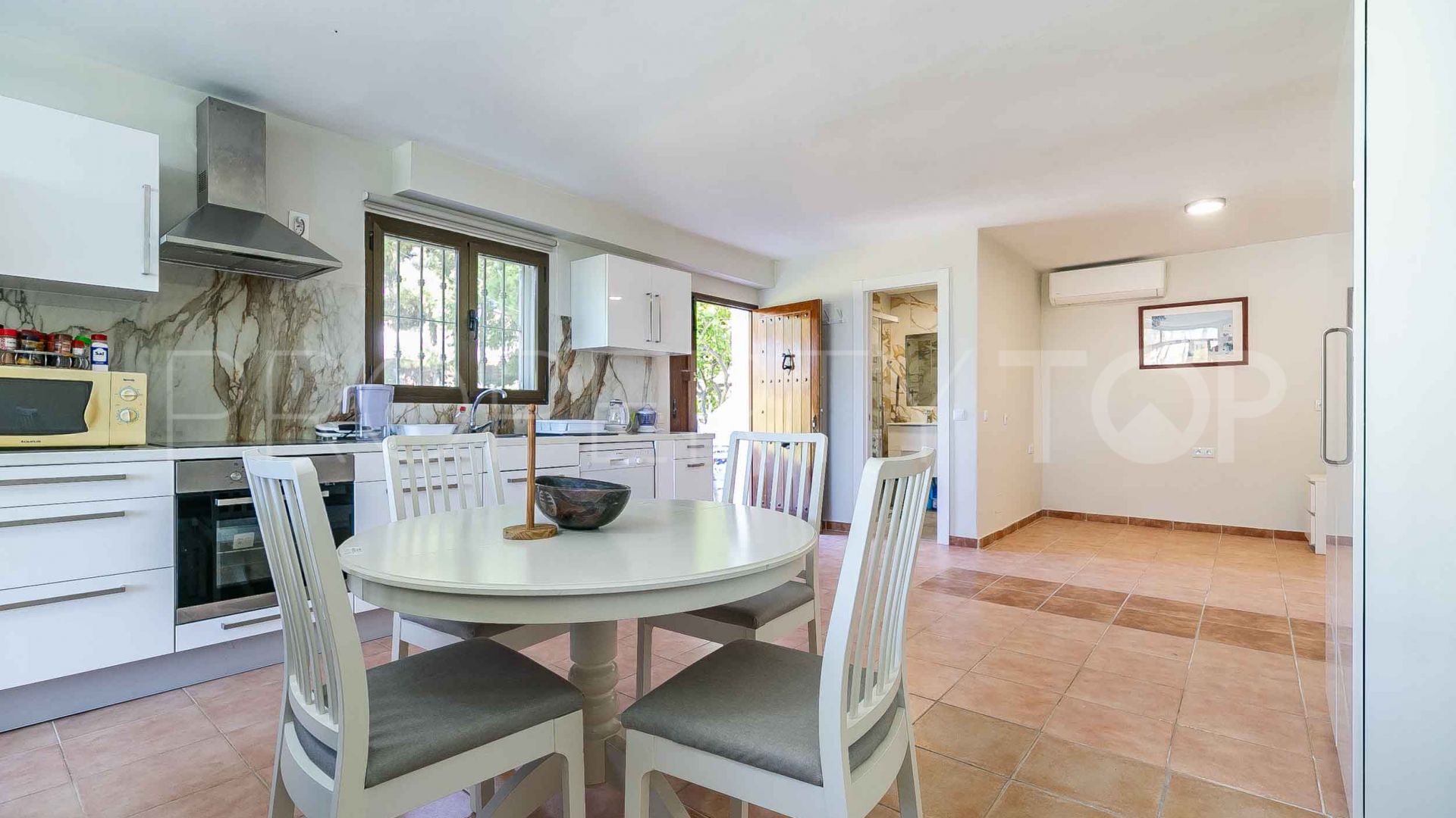 For sale 4 bedrooms town house in Calahonda