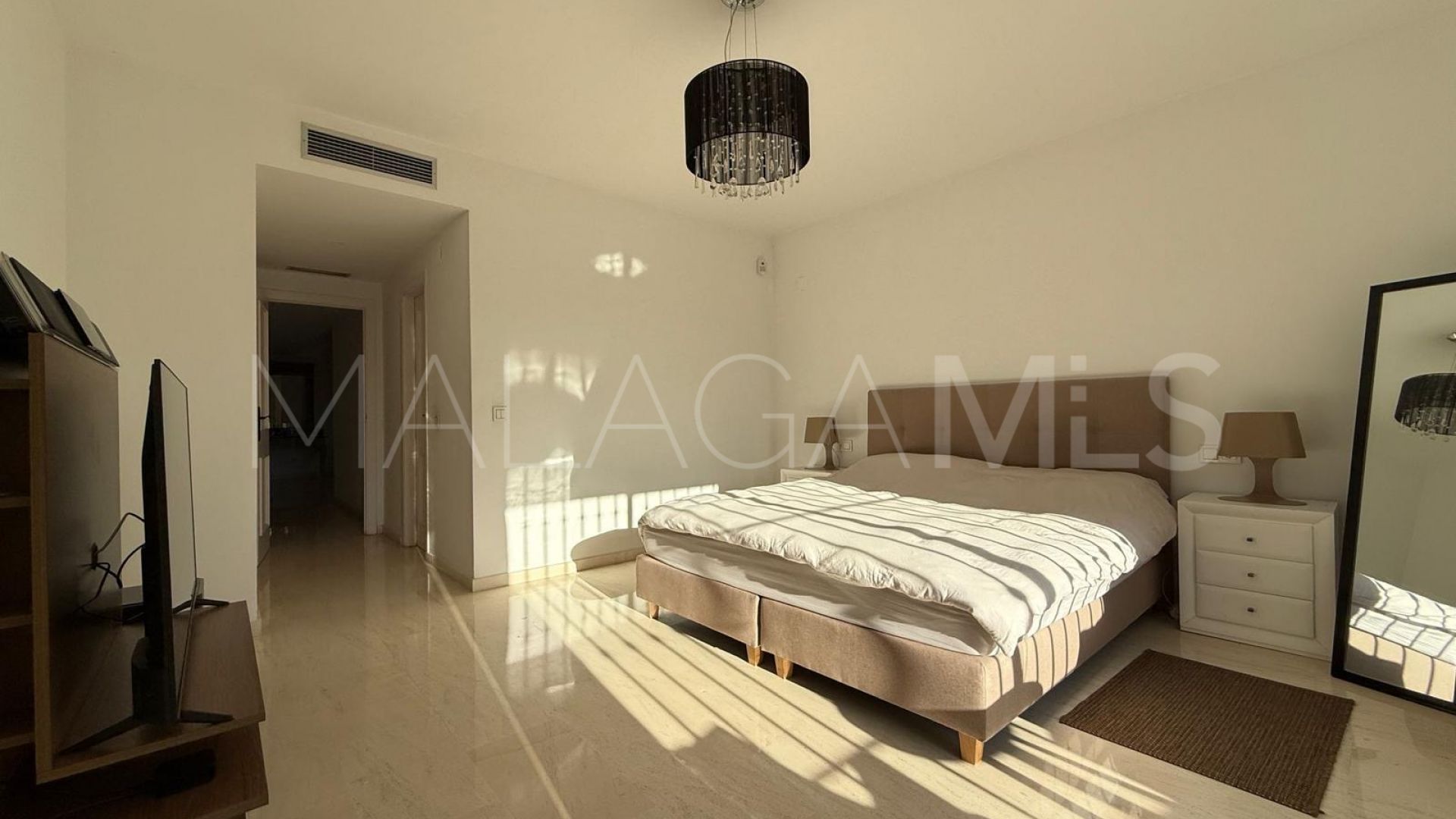 Ground floor apartment for sale in Estepona with 3 bedrooms