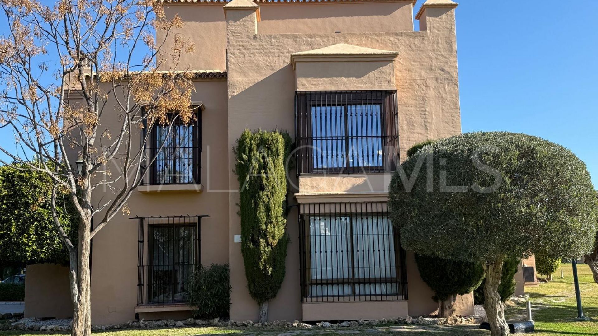 Ground floor apartment for sale in Estepona with 3 bedrooms
