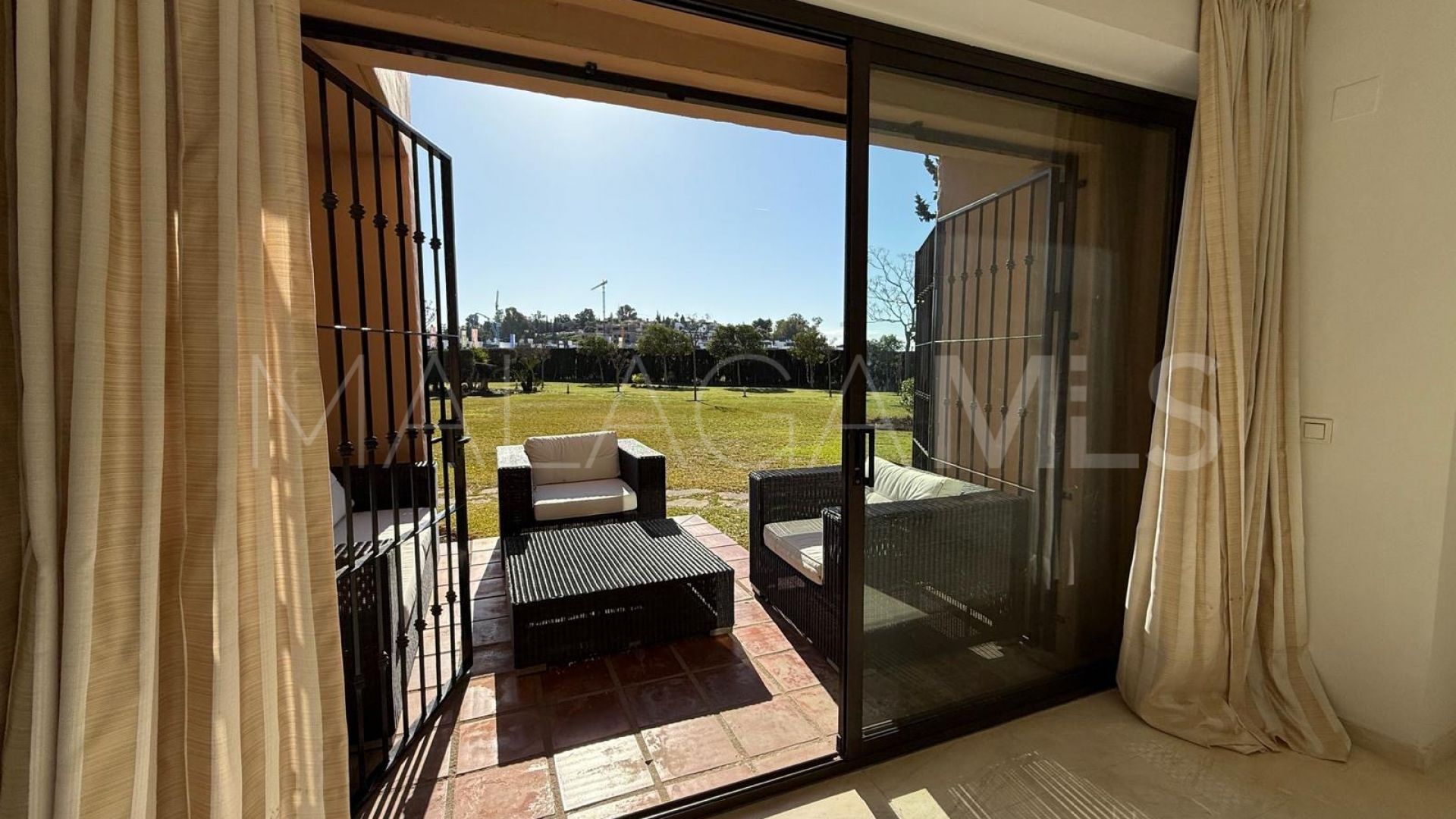 Ground floor apartment for sale in Estepona with 3 bedrooms