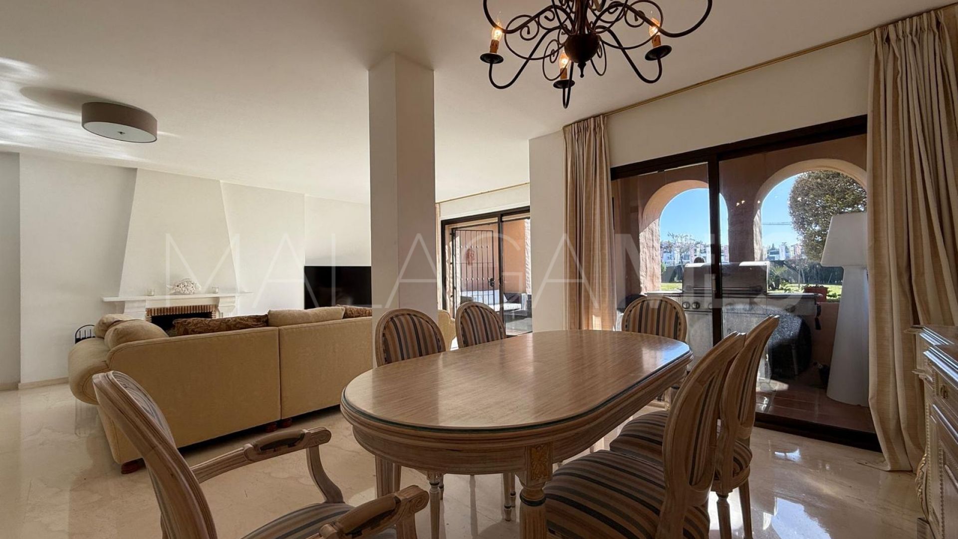 Ground floor apartment for sale in Estepona with 3 bedrooms