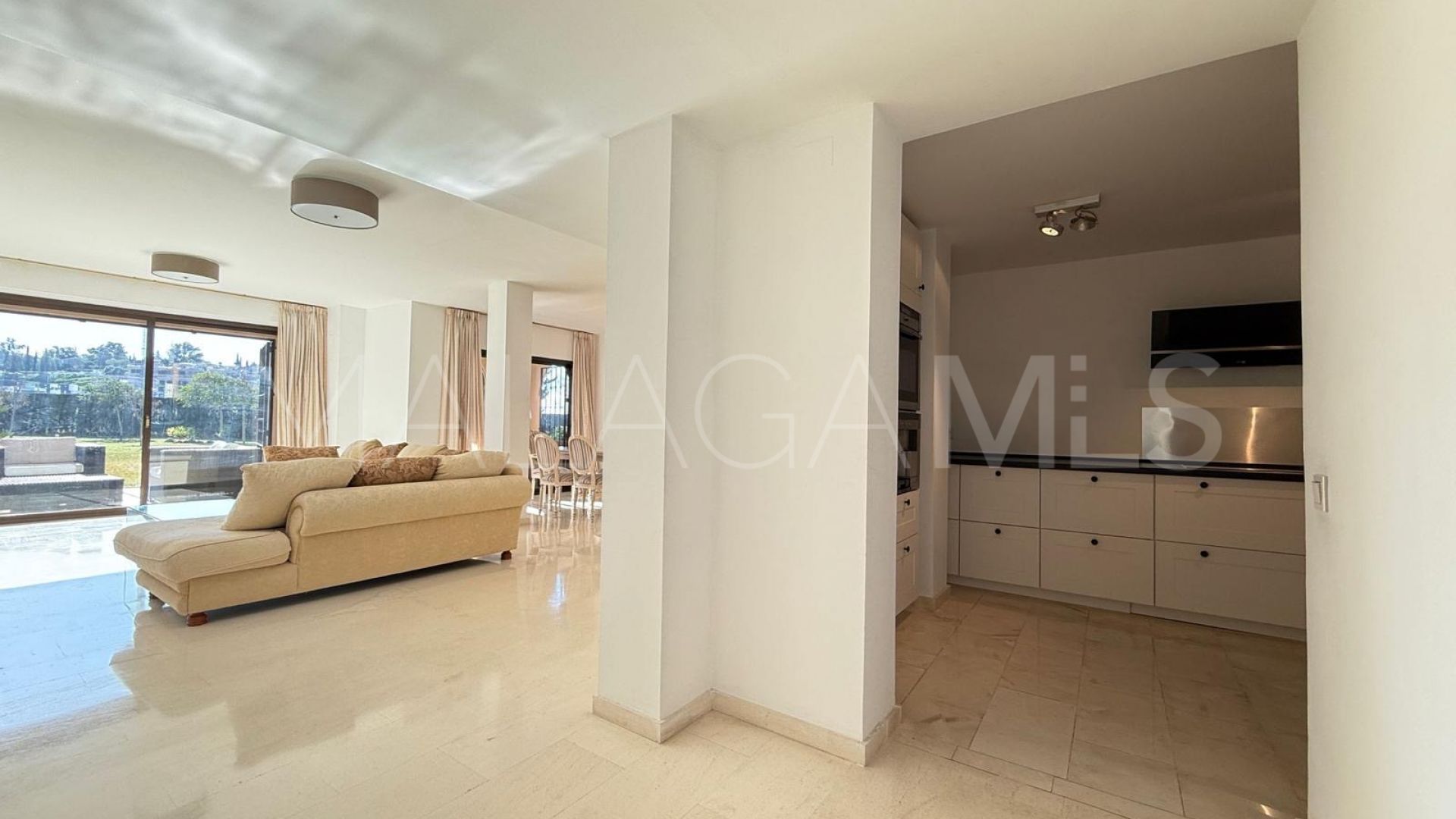 Ground floor apartment for sale in Estepona with 3 bedrooms