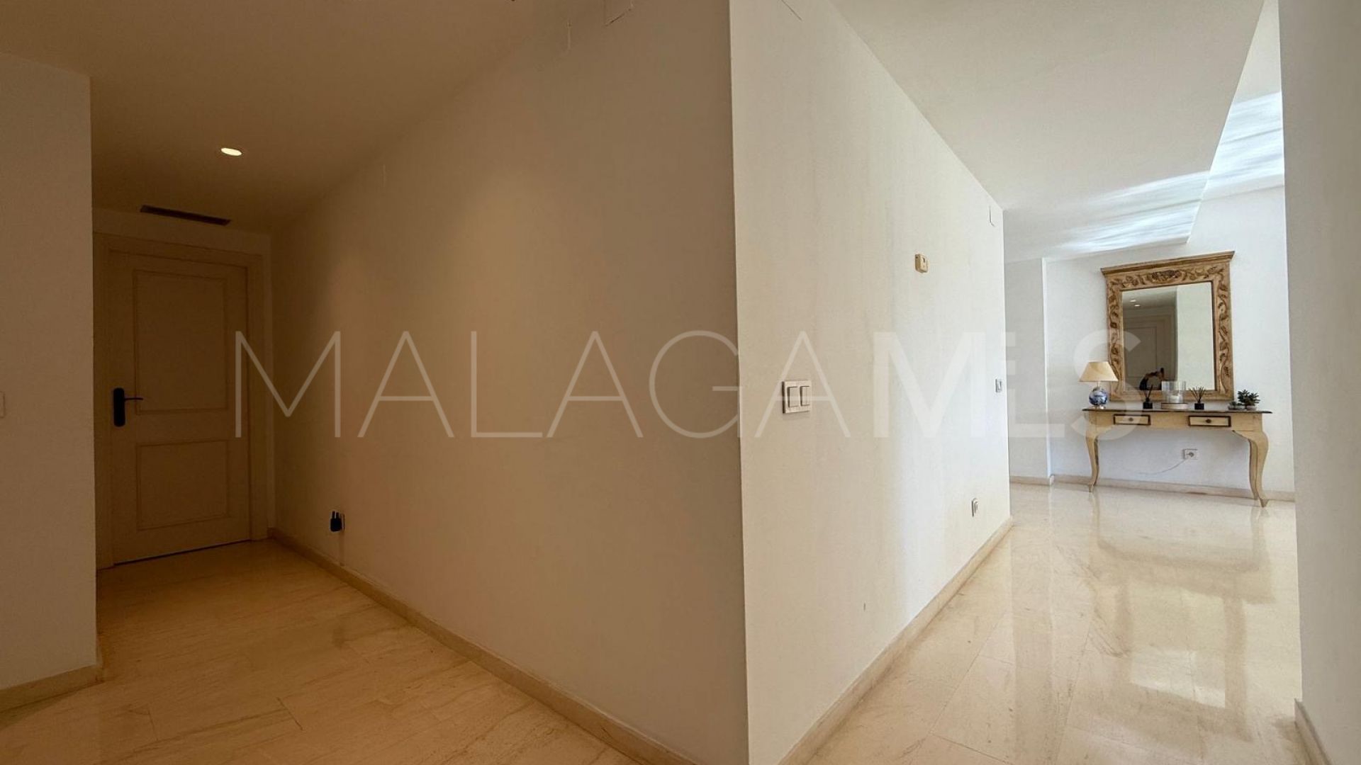 Ground floor apartment for sale in Estepona with 3 bedrooms