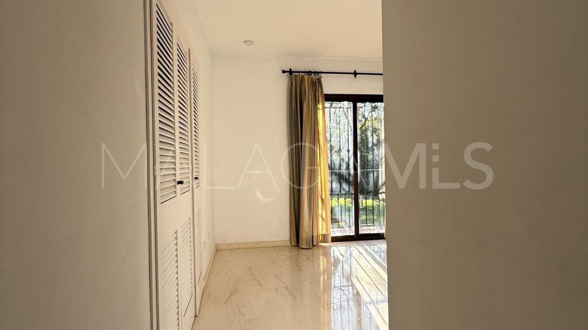 Ground floor apartment for sale in Estepona with 3 bedrooms