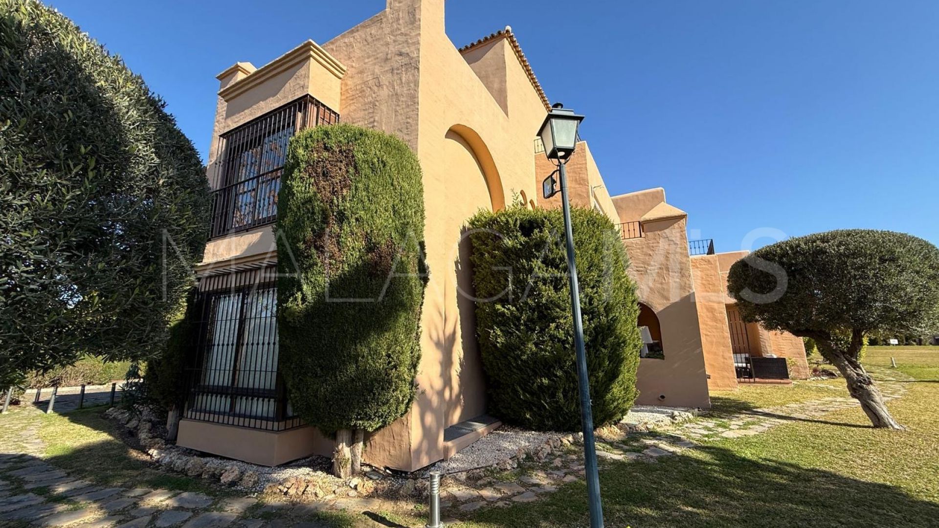 Ground floor apartment for sale in Estepona with 3 bedrooms