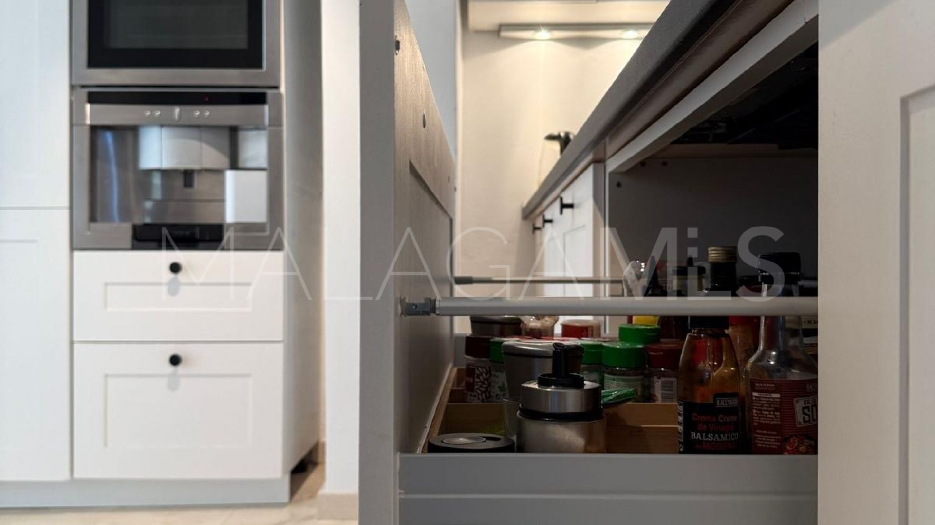Ground floor apartment for sale in Estepona with 3 bedrooms