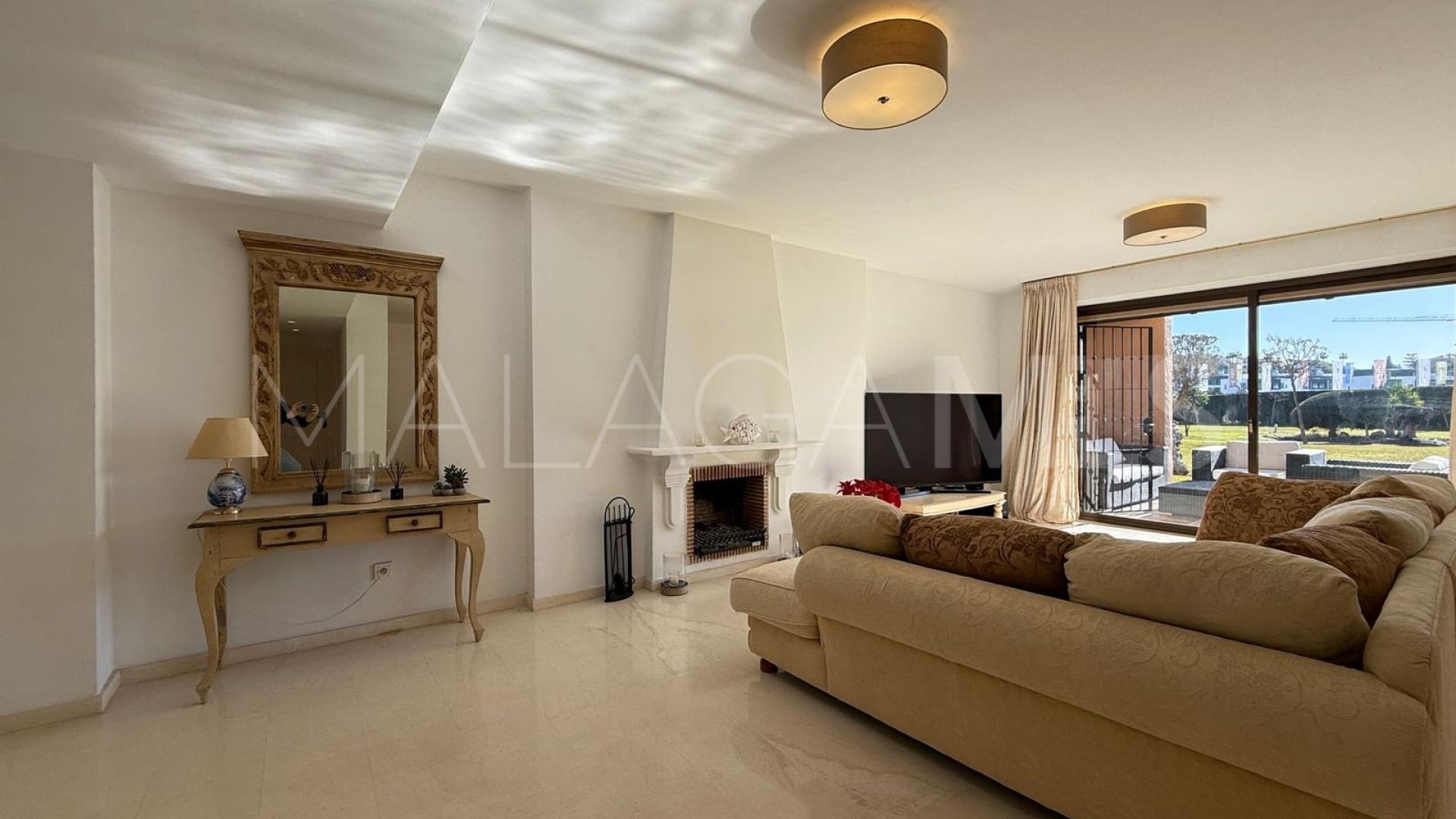 Ground floor apartment for sale in Estepona with 3 bedrooms
