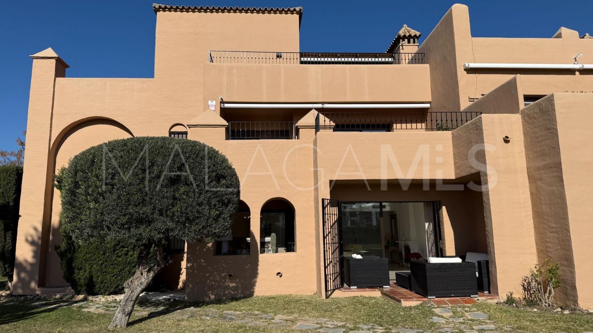 Ground floor apartment for sale in Estepona with 3 bedrooms