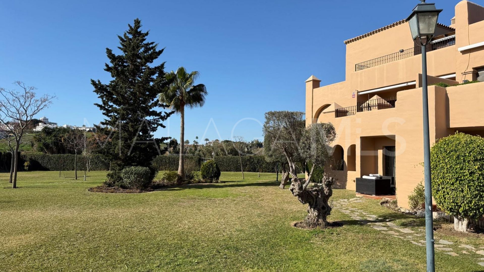 Ground floor apartment for sale in Estepona with 3 bedrooms