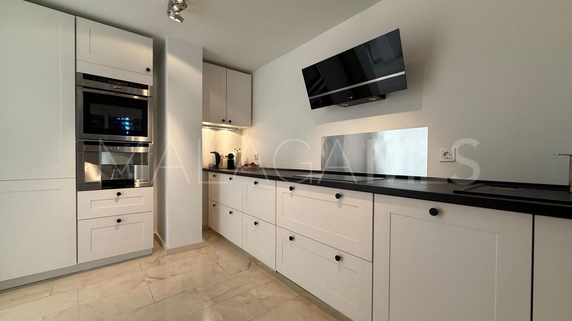 Ground floor apartment for sale in Estepona with 3 bedrooms